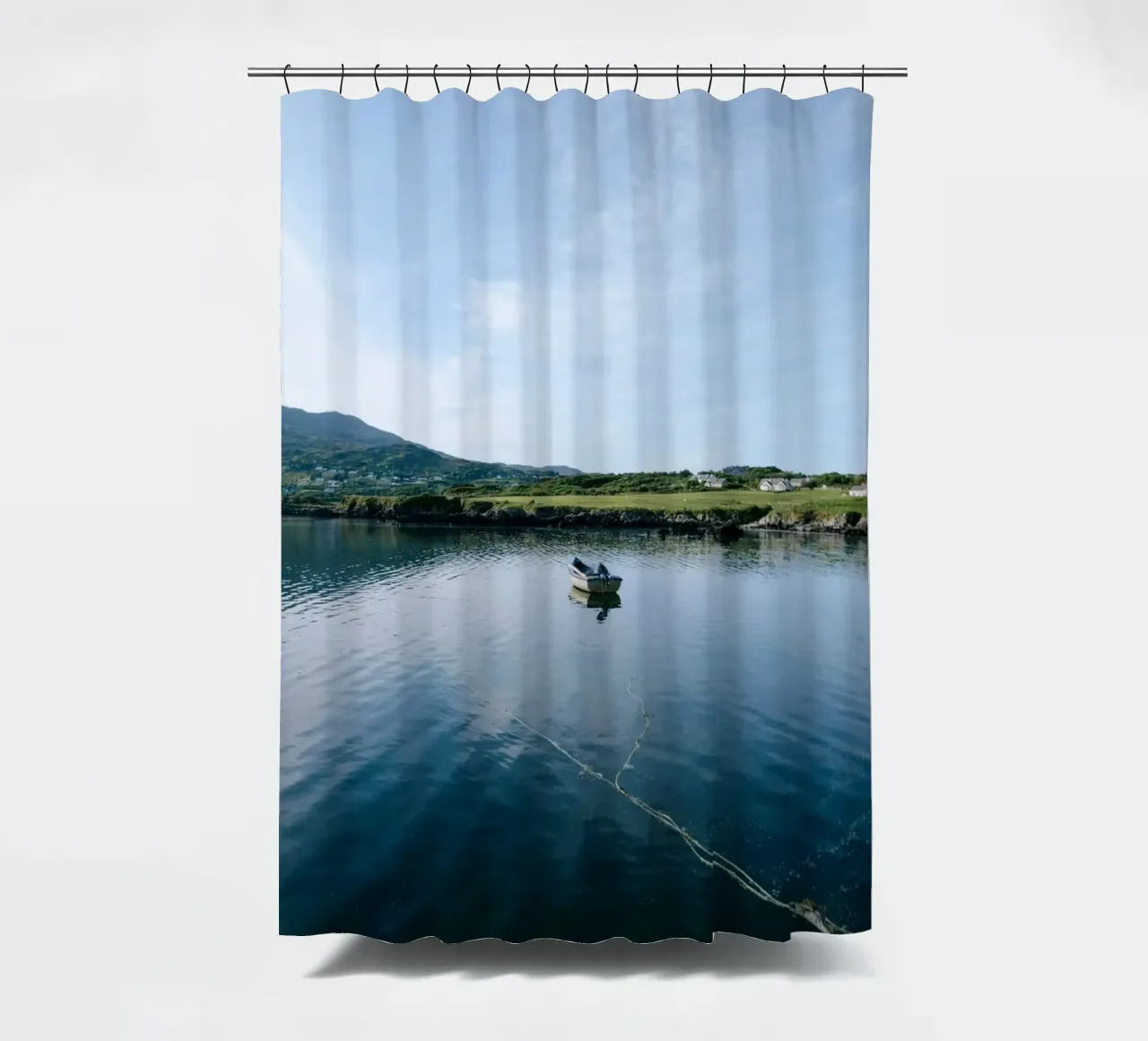 Das einsame Boot Duschvorhang von The Wild Creative Studio