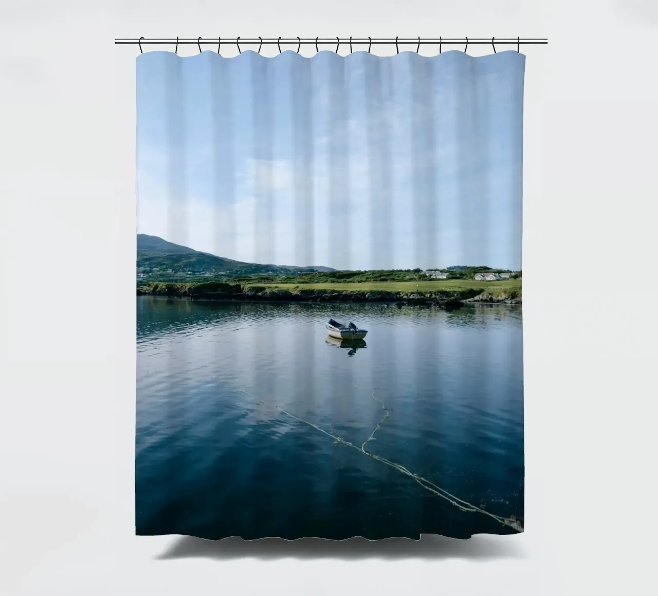 Das einsame Boot Duschvorhang von The Wild Creative Studio