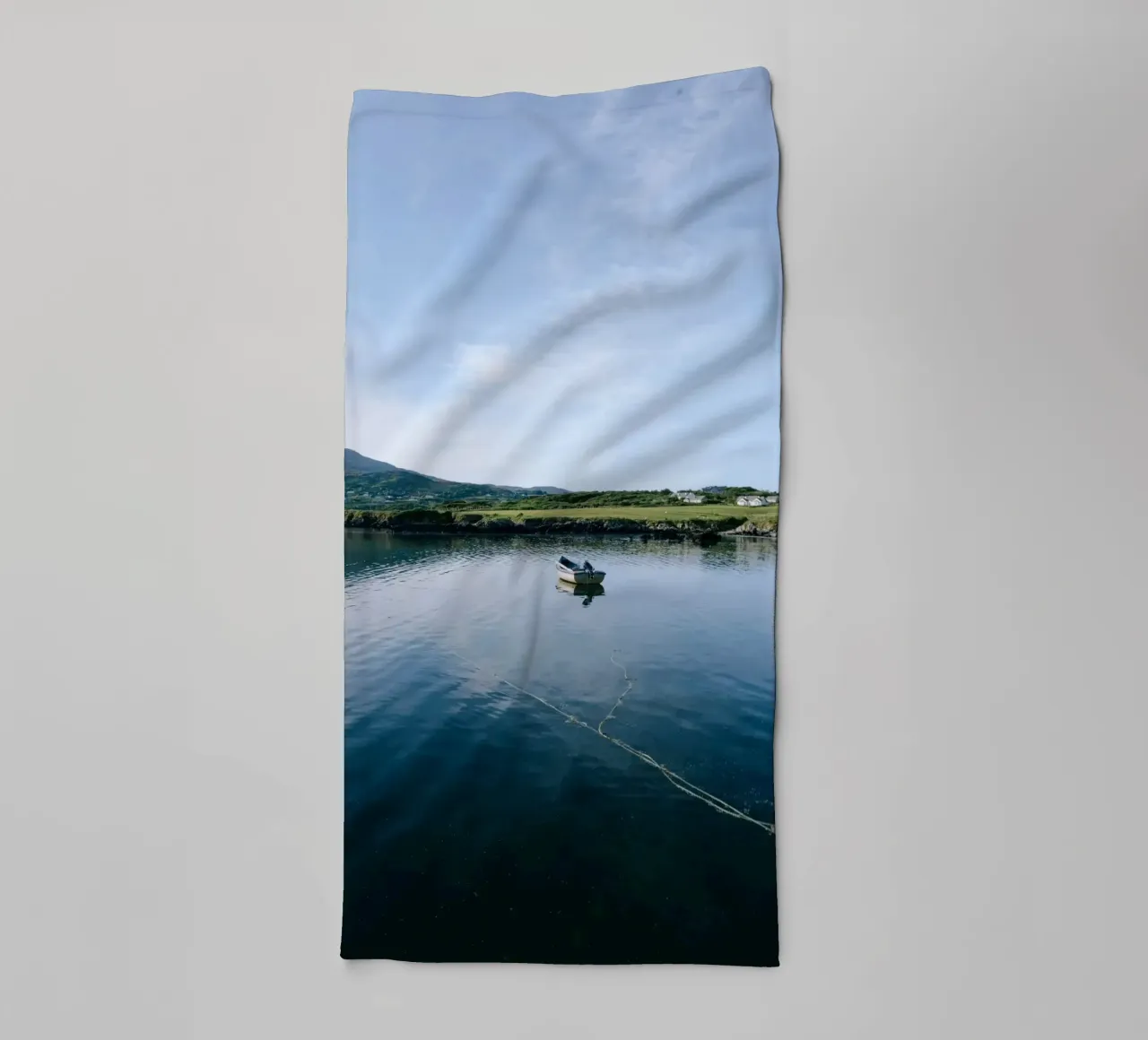 Das einsame Boot Handtuch von The Wild Creative Studio