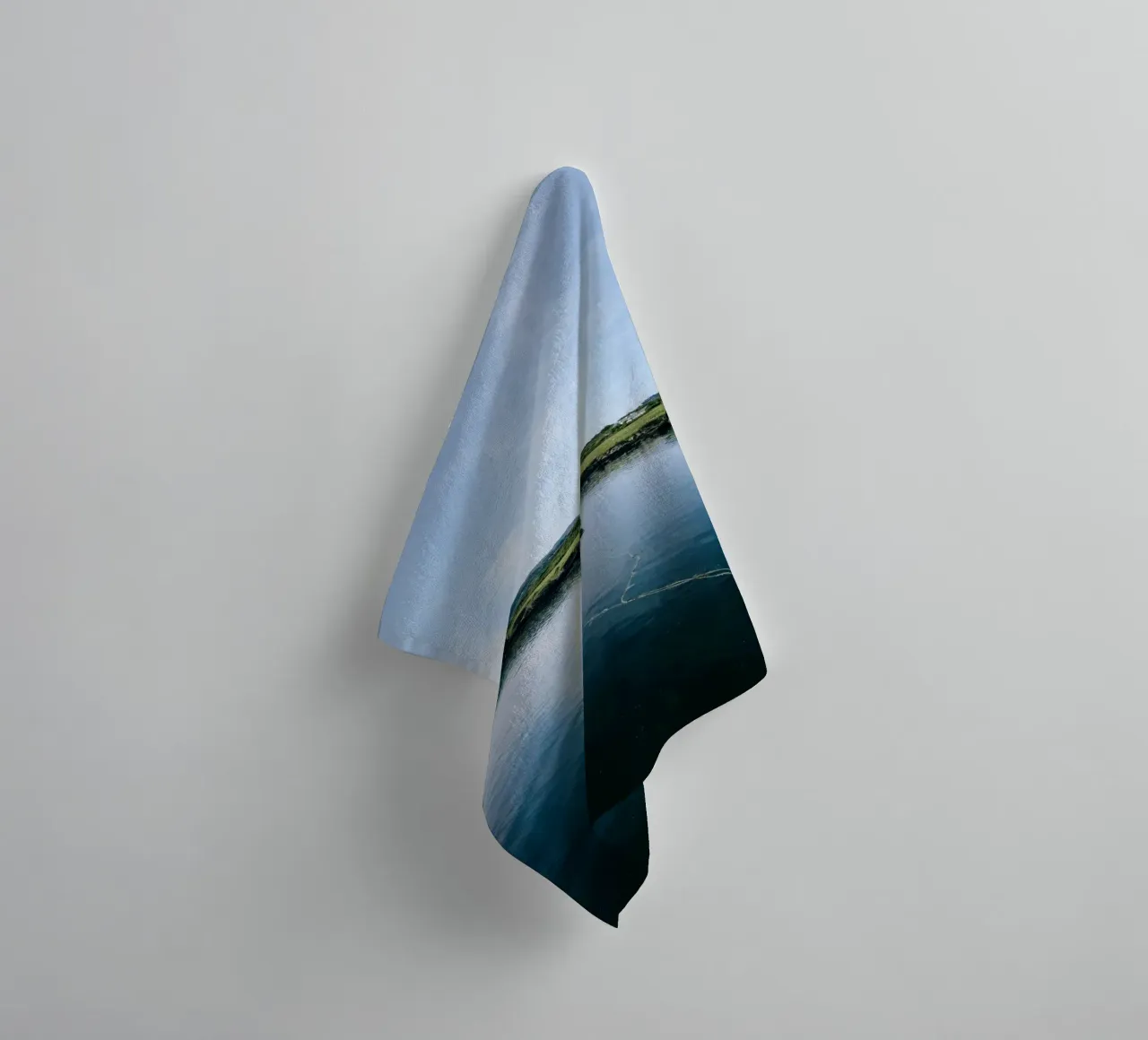 Das einsame Boot Handtuch von The Wild Creative Studio