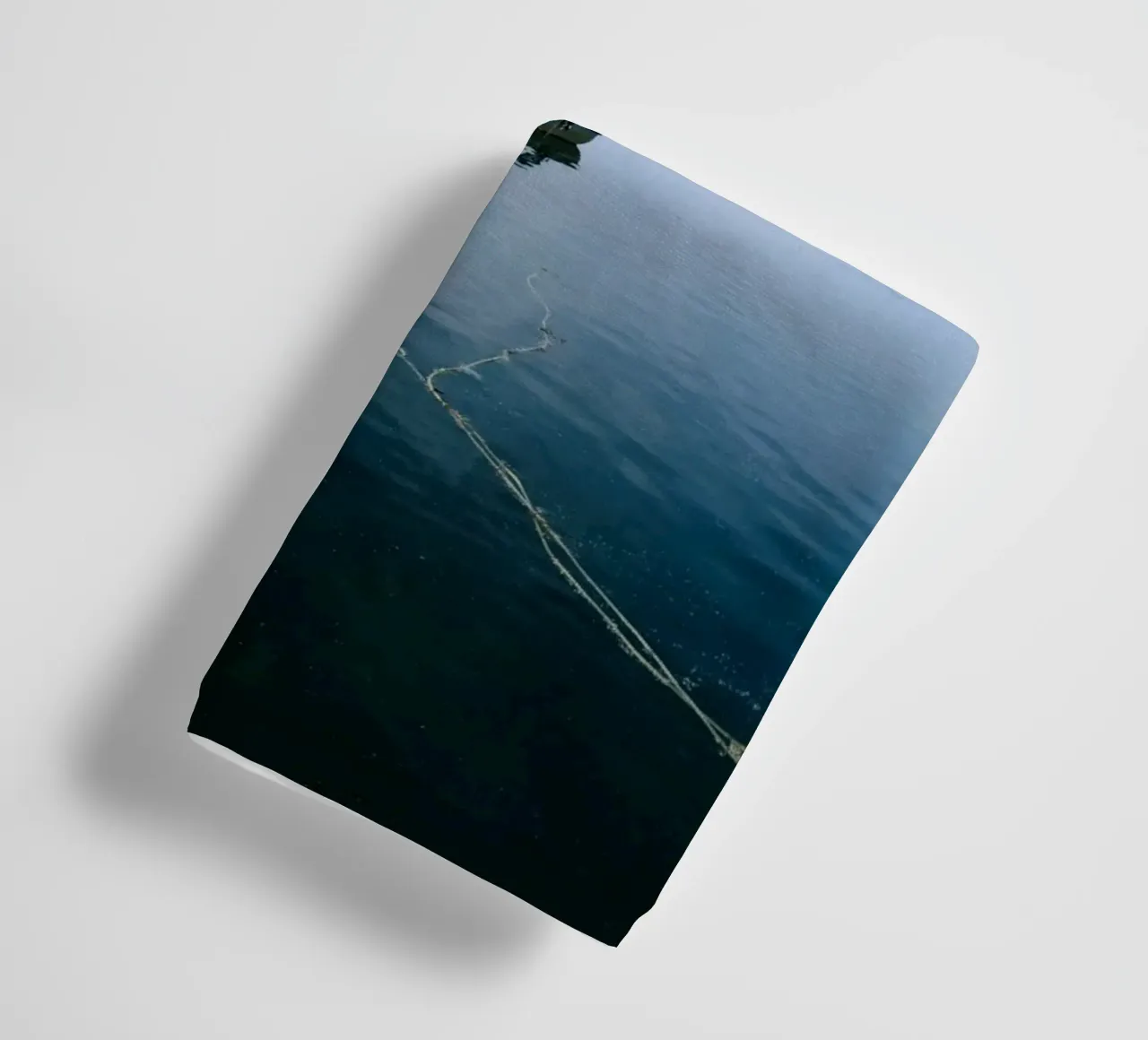 Das einsame Boot Handtuch von The Wild Creative Studio