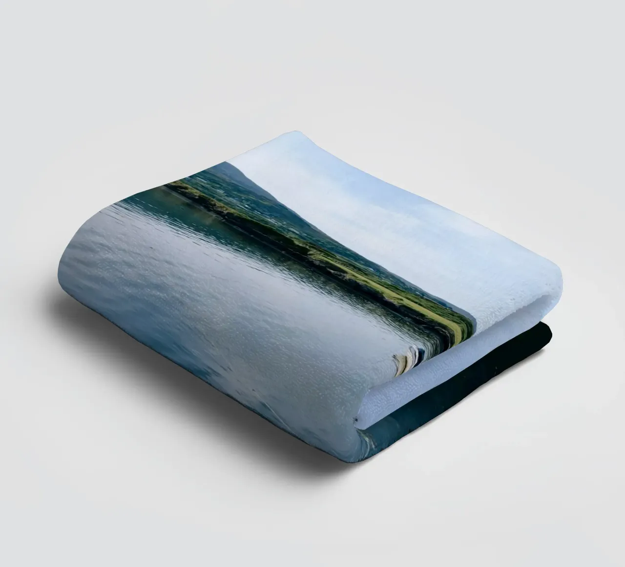 Das einsame Boot Handtuch von The Wild Creative Studio