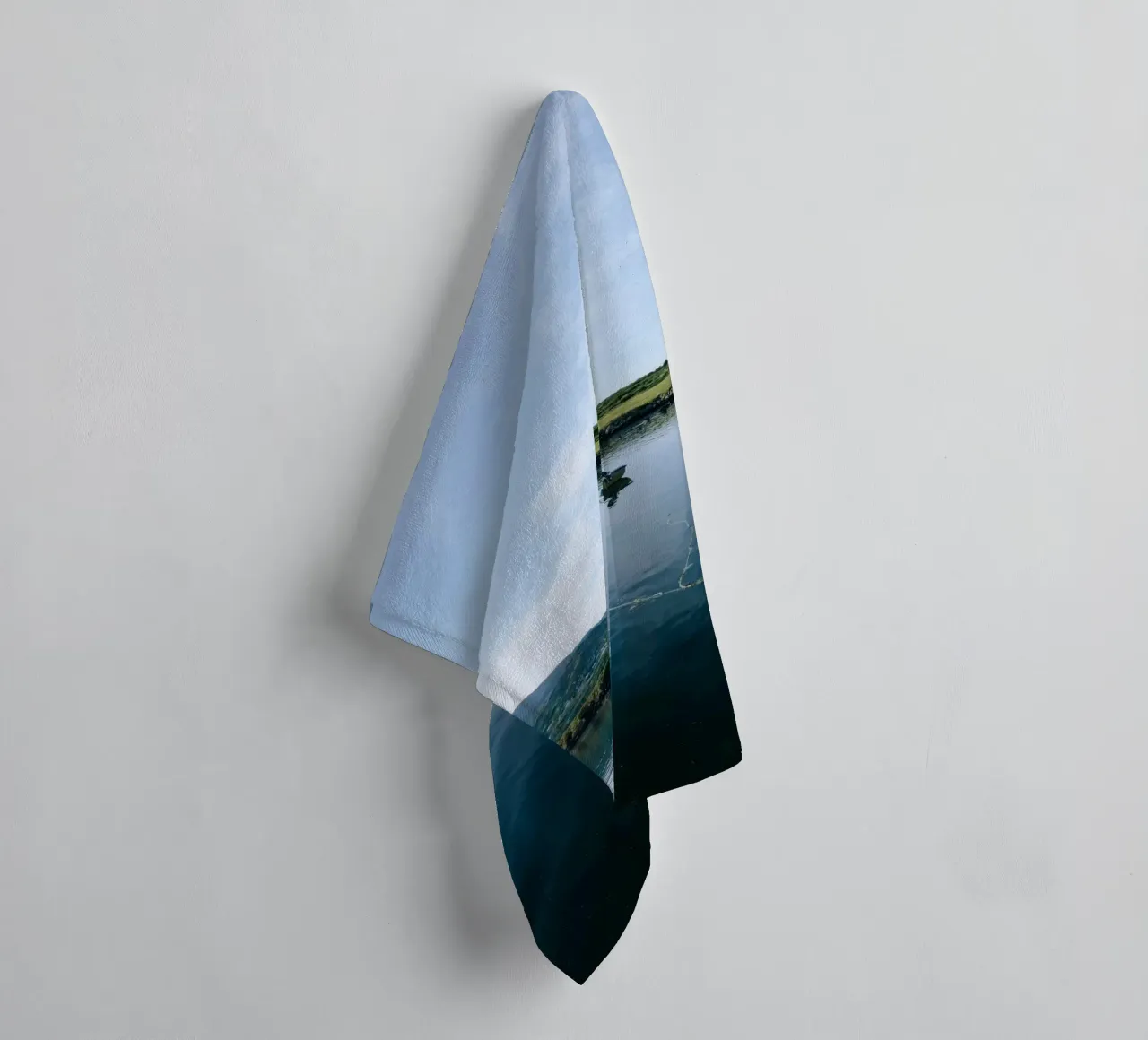 Das einsame Boot Handtuch von The Wild Creative Studio