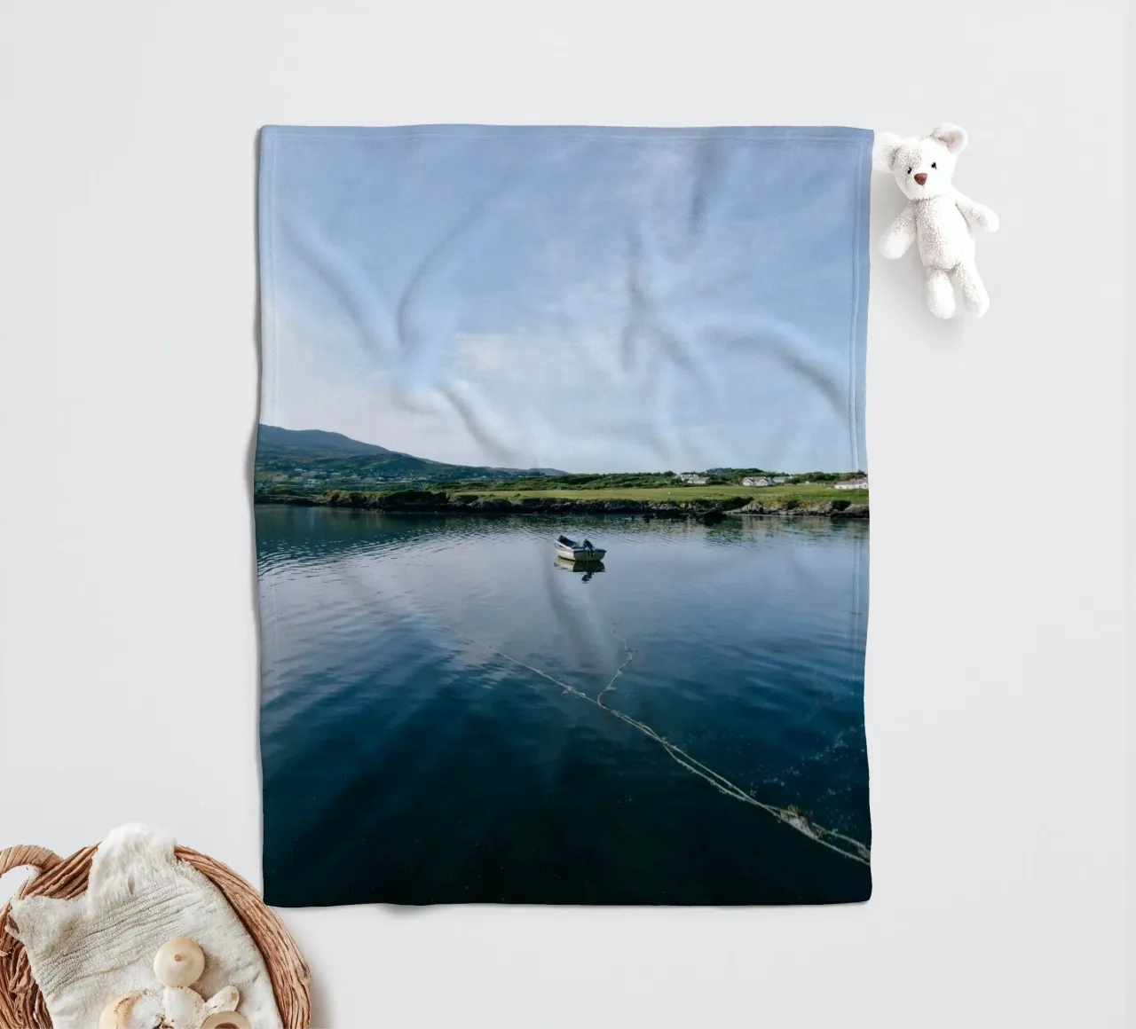 Das einsame Boot Fleecedecke von The Wild Creative Studio