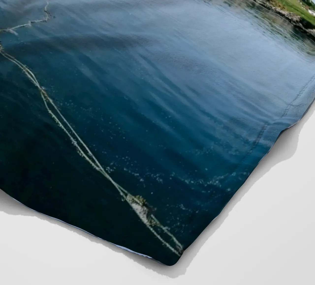 Das einsame Boot Fleecedecke von The Wild Creative Studio