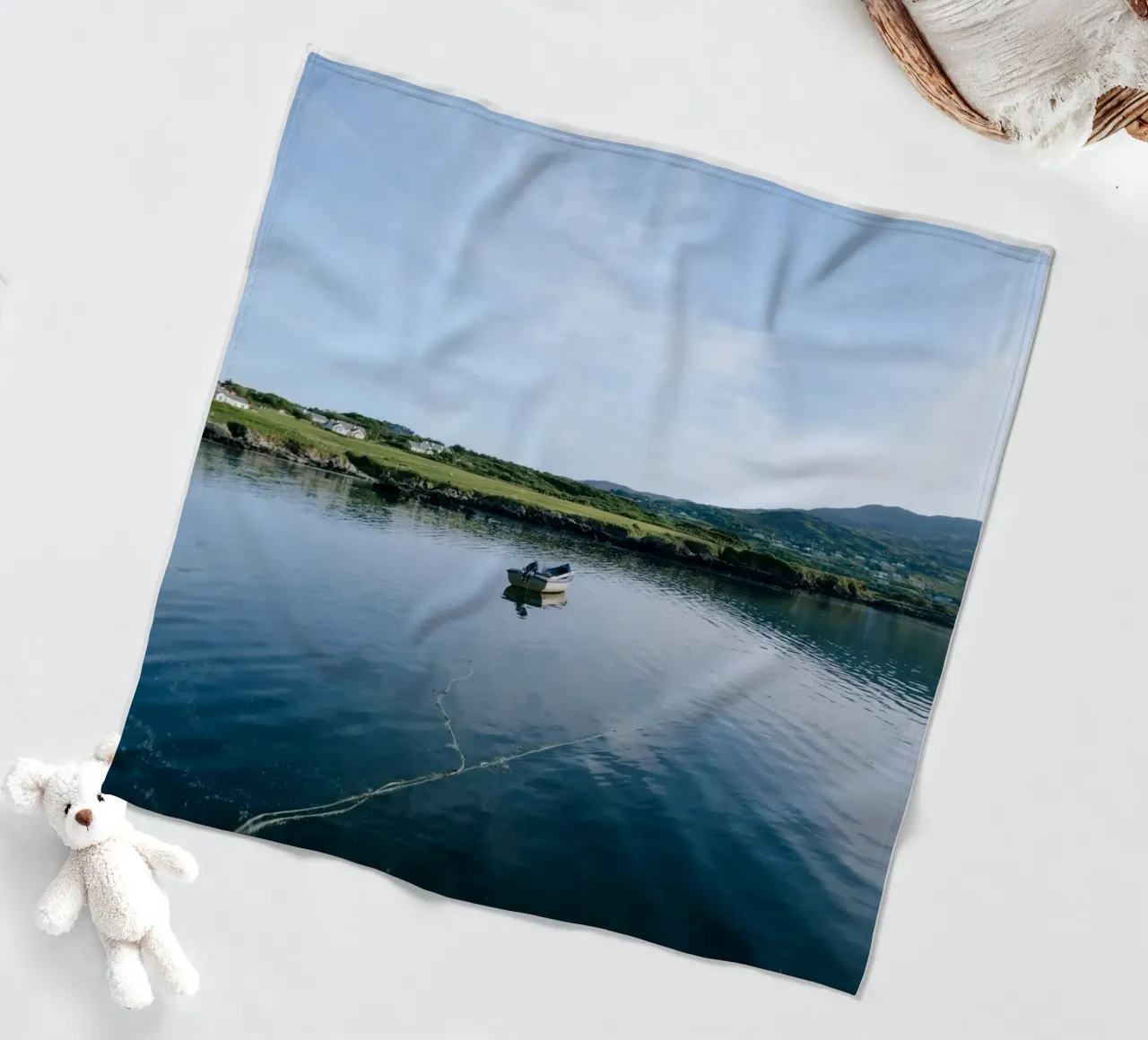Das einsame Boot Fleecedecke von The Wild Creative Studio