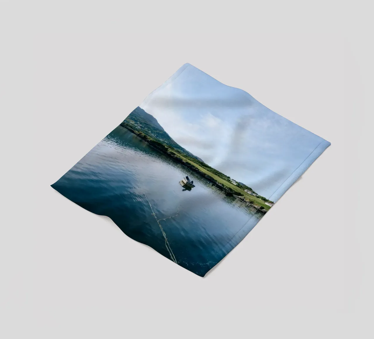 Das einsame Boot Fleecedecke von The Wild Creative Studio