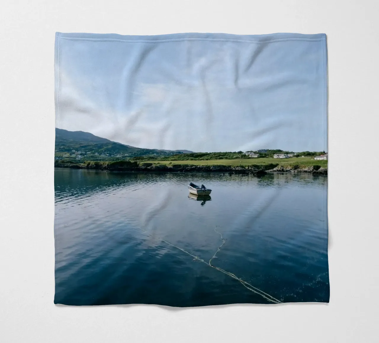Das einsame Boot Fleecedecke von The Wild Creative Studio