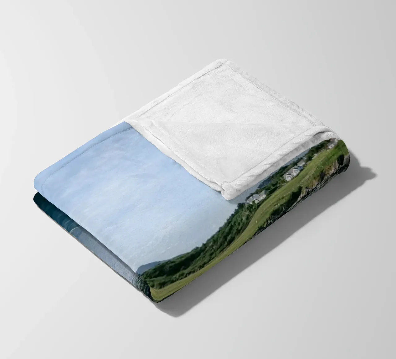 Das einsame Boot Fleecedecke von The Wild Creative Studio