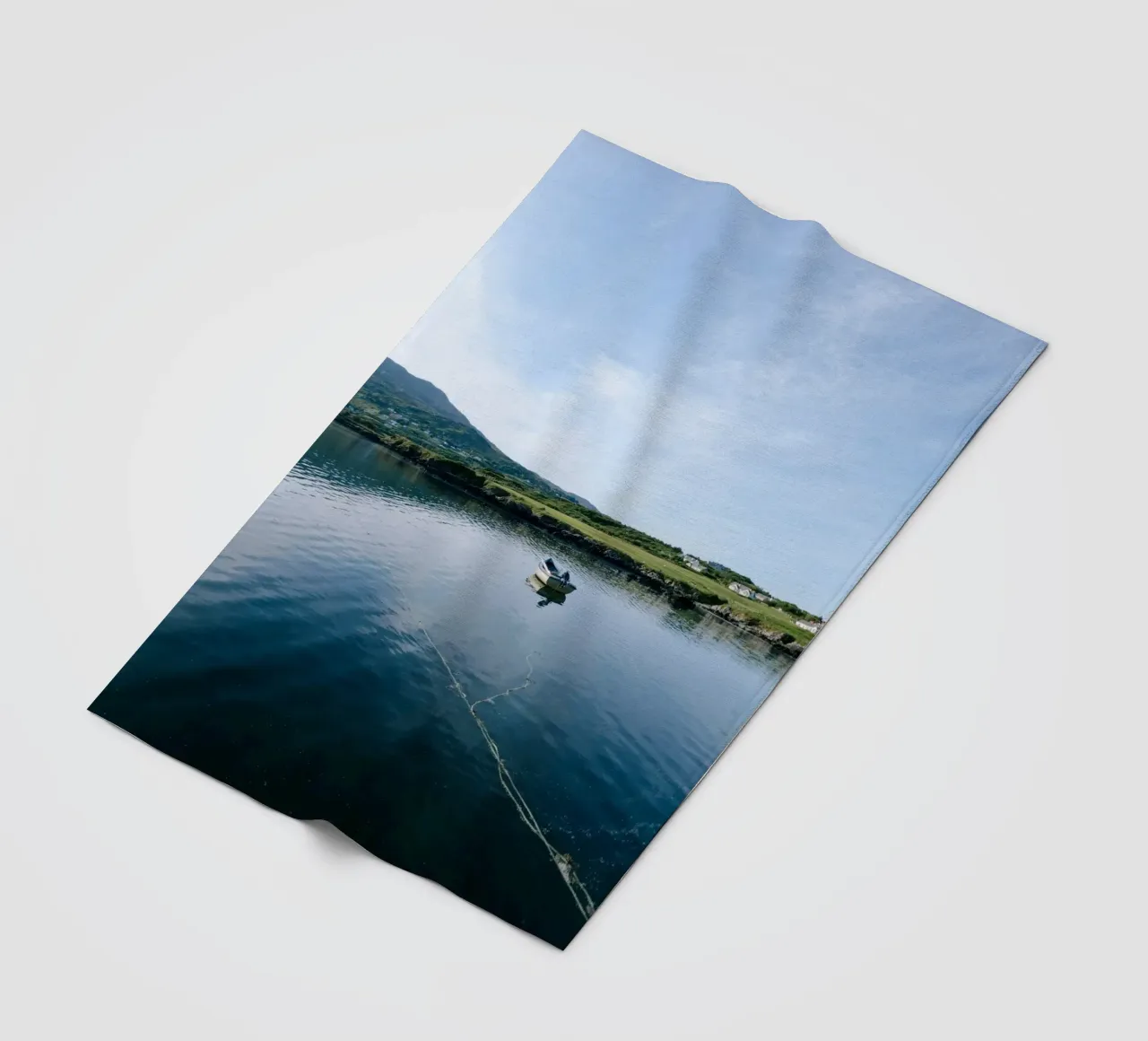 Das einsame Boot Fleecedecke von The Wild Creative Studio