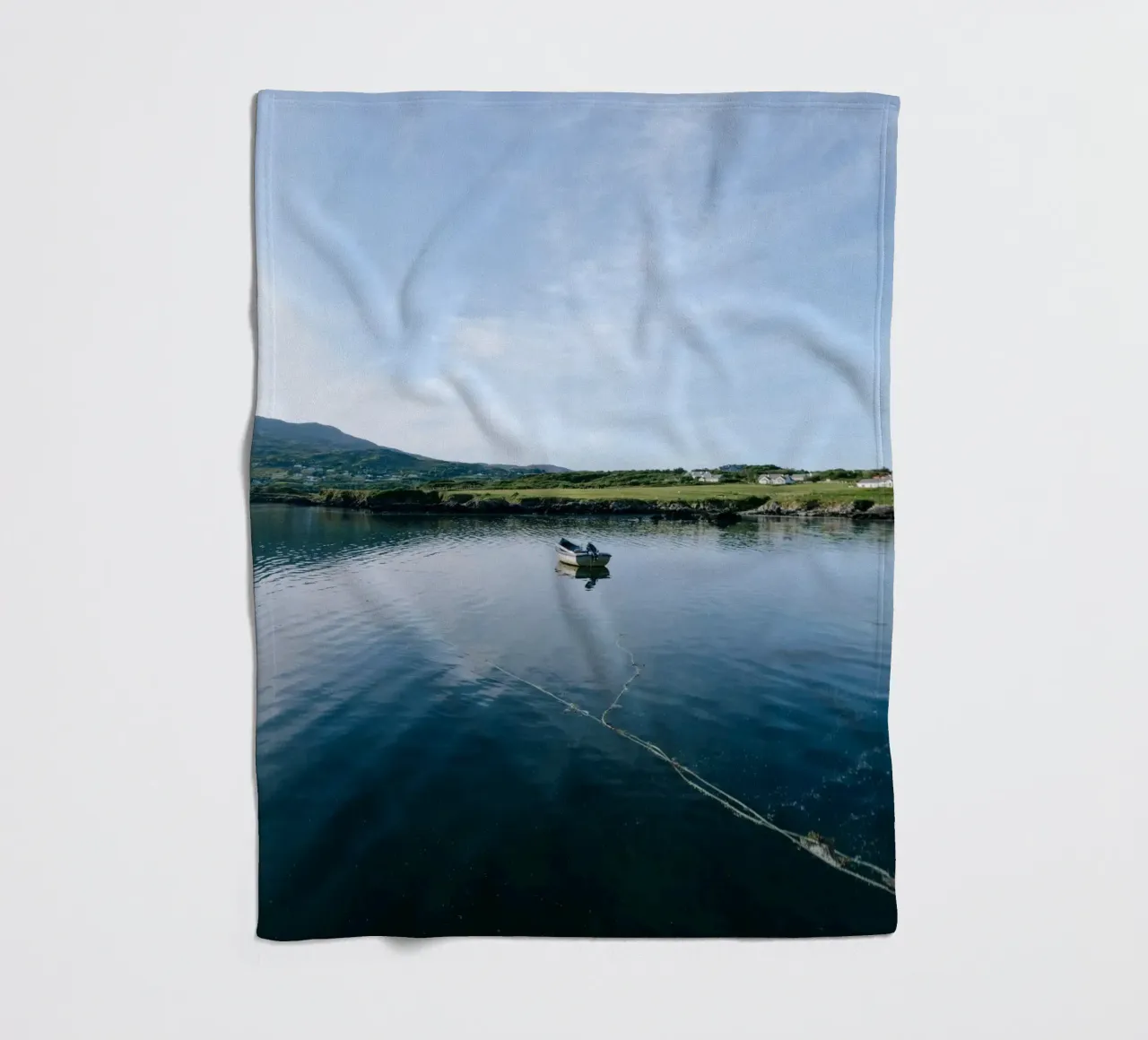 Das einsame Boot Fleecedecke von The Wild Creative Studio
