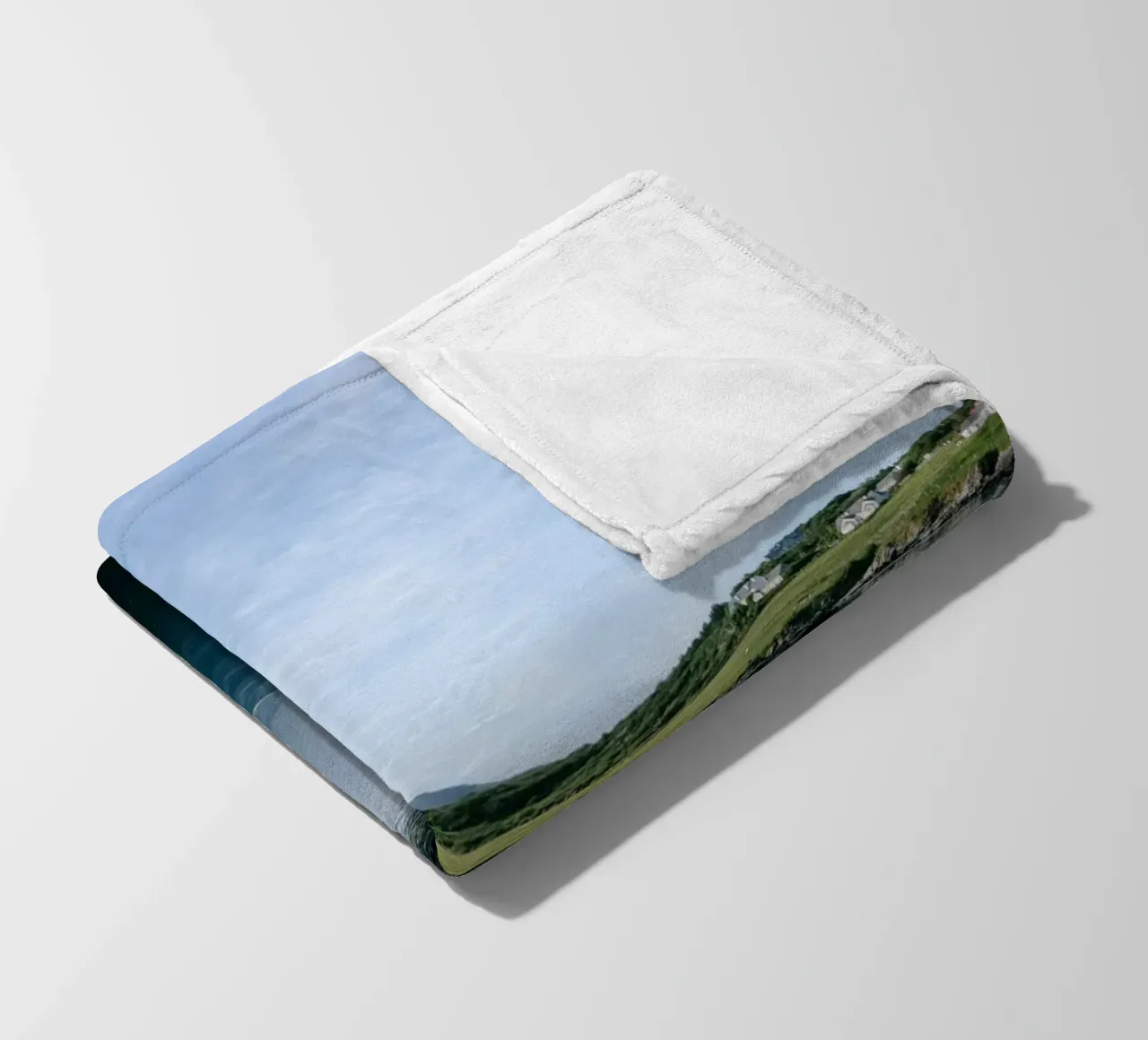 Das einsame Boot Fleecedecke von The Wild Creative Studio