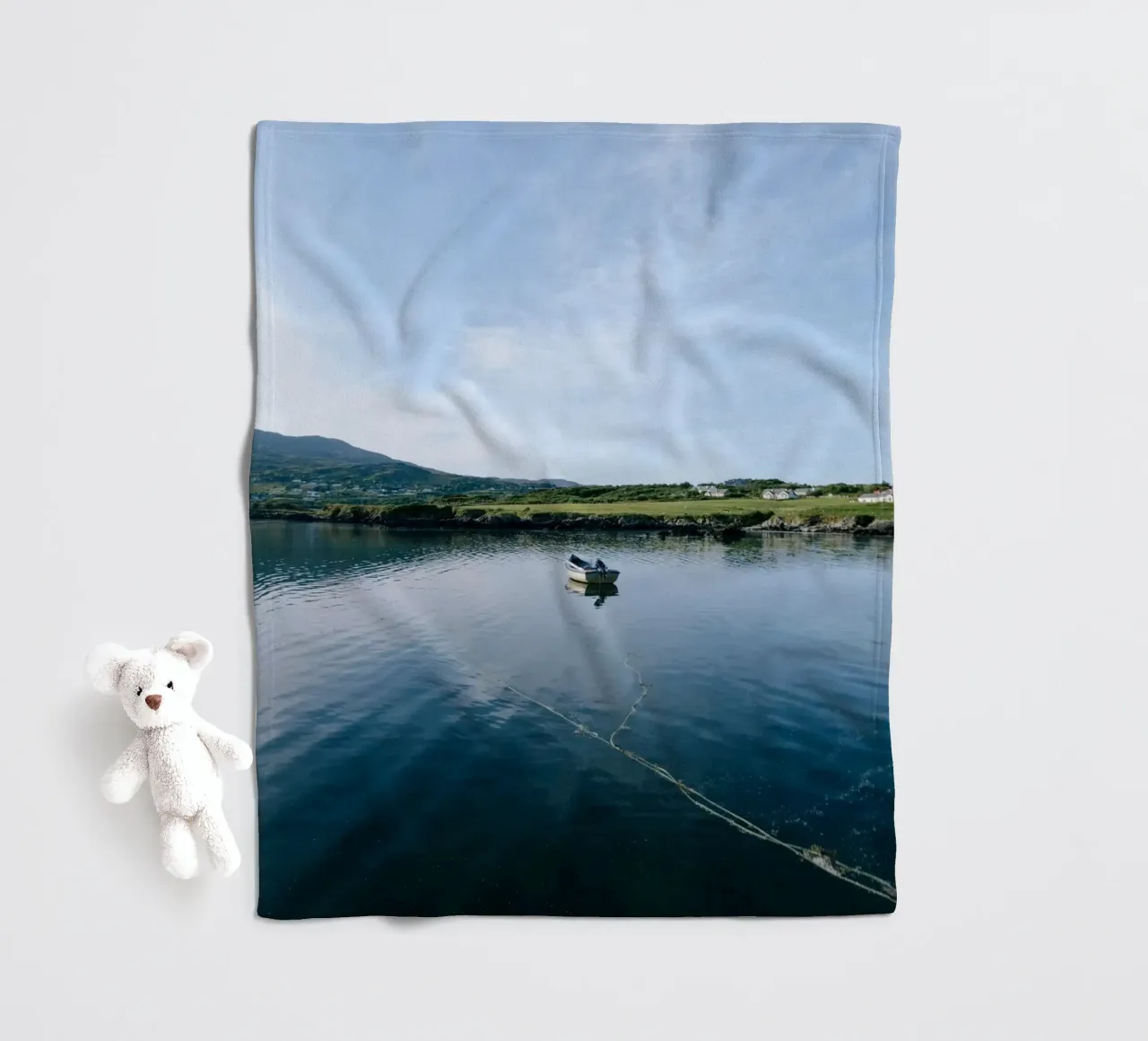 Das einsame Boot Fleecedecke von The Wild Creative Studio