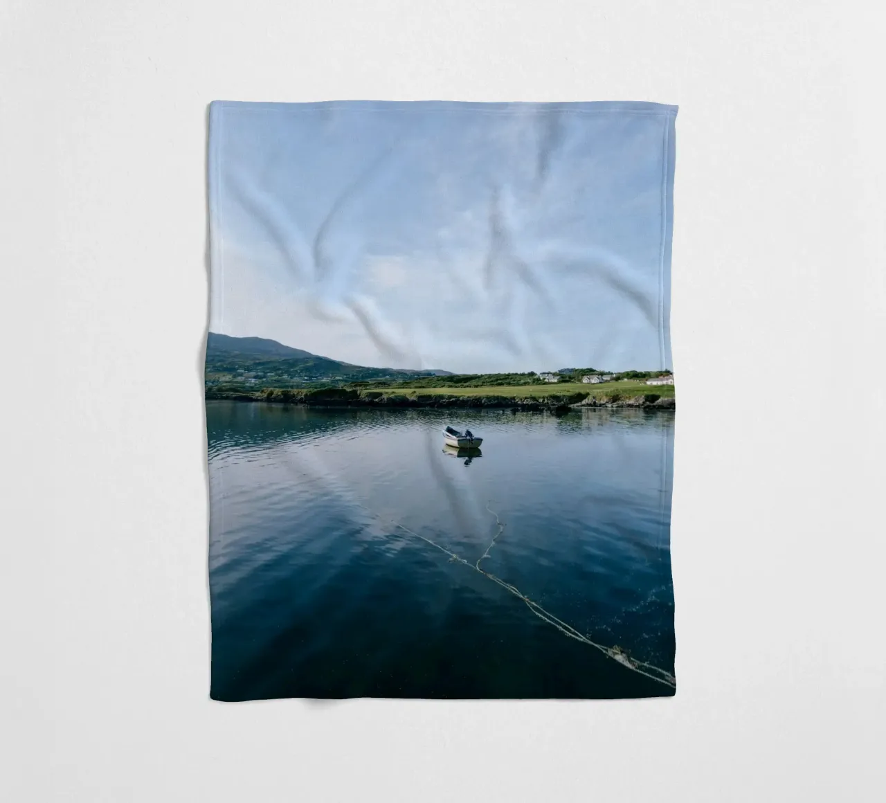 Das einsame Boot Fleecedecke von The Wild Creative Studio