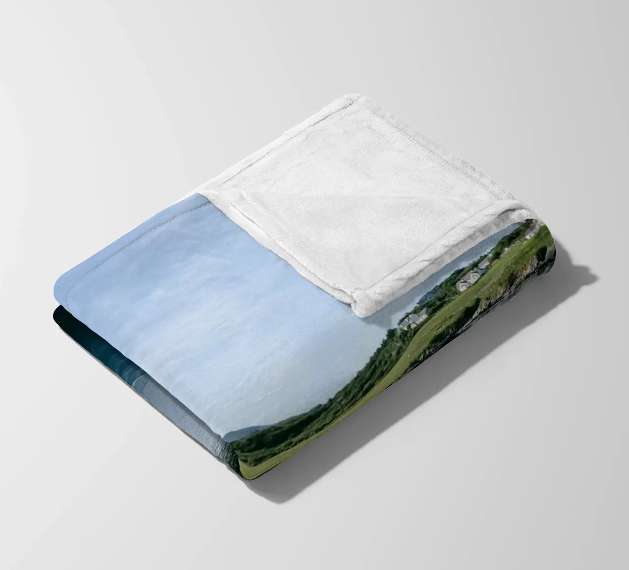 Das einsame Boot Fleecedecke von The Wild Creative Studio