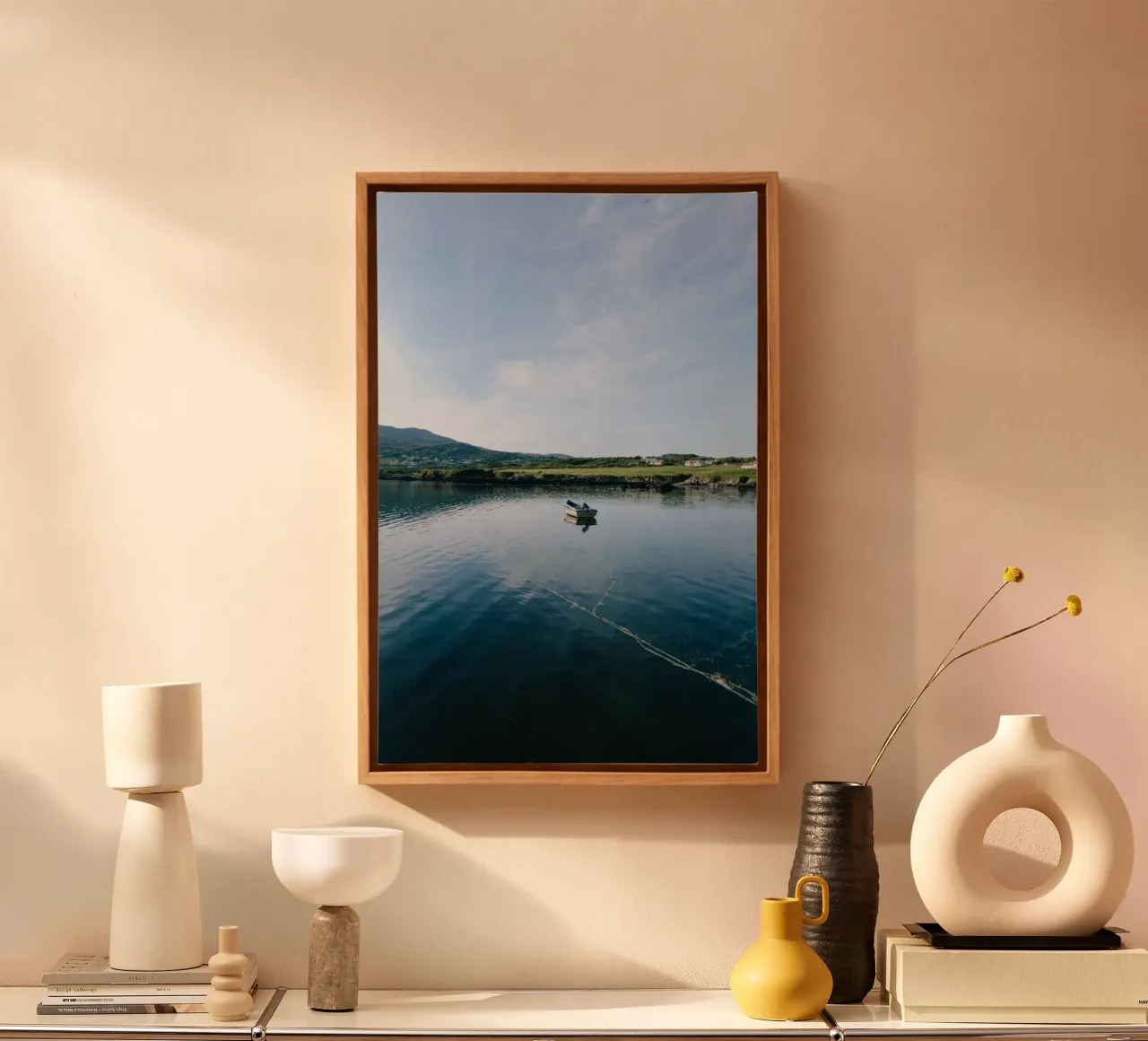 Das einsame Boot Leinwand mit Schattenfugenrahmen von The Wild Creative Studio
