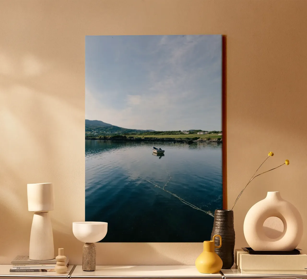 Das einsame Boot Leinwand mit Schattenfugenrahmen von The Wild Creative Studio