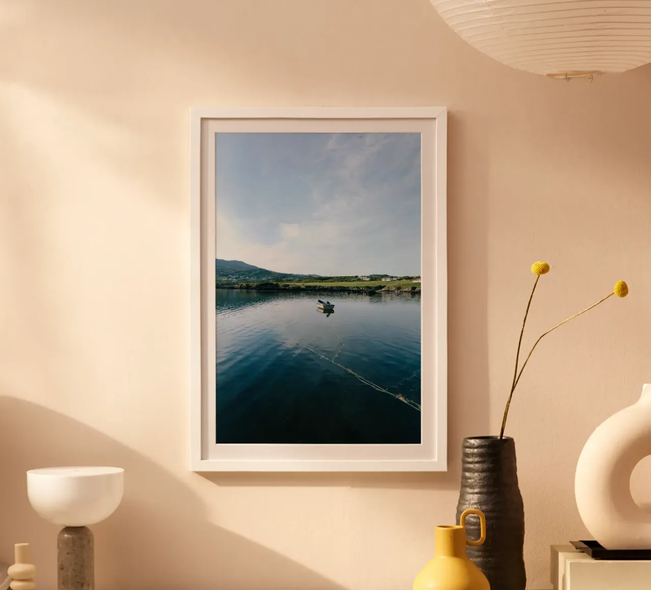 La barca solitaria poster con telaio in alluminio da The Wild Creative Studio