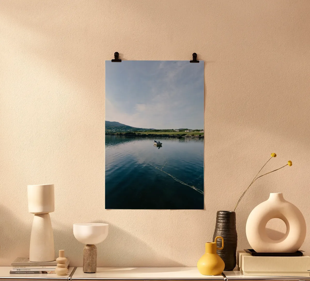 La barca solitaria poster con telaio in alluminio da The Wild Creative Studio