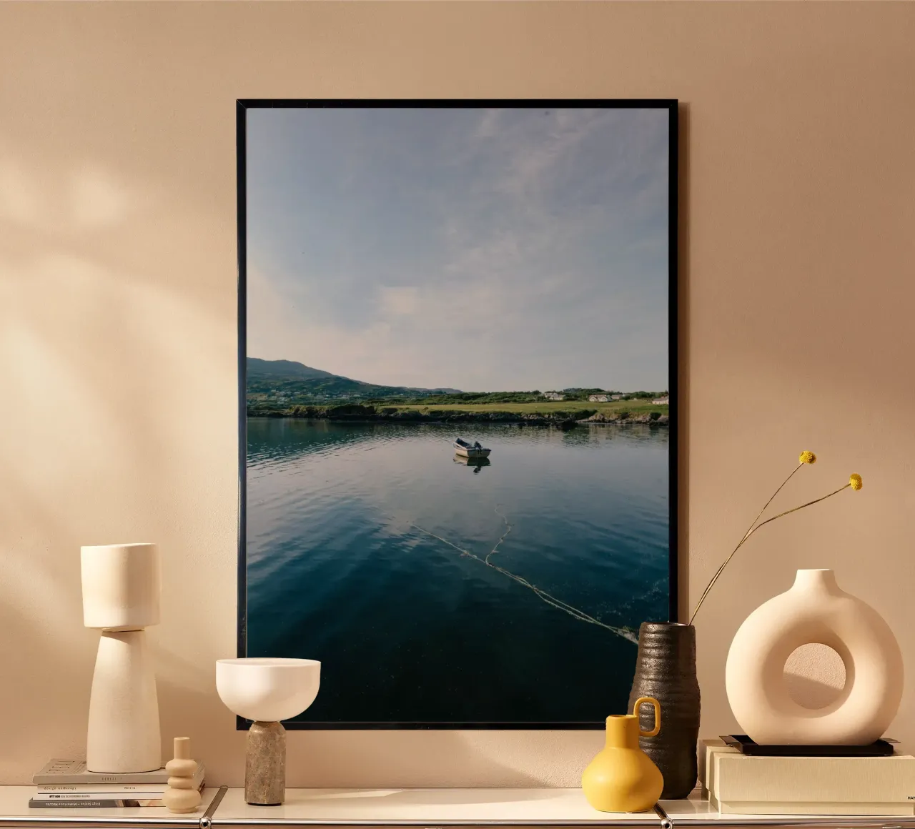 La barca solitaria poster con telaio in alluminio da The Wild Creative Studio