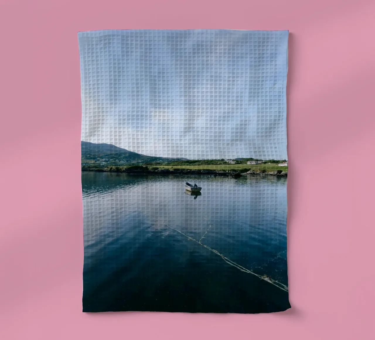 Das einsame Boot Geschirrtuch von The Wild Creative Studio