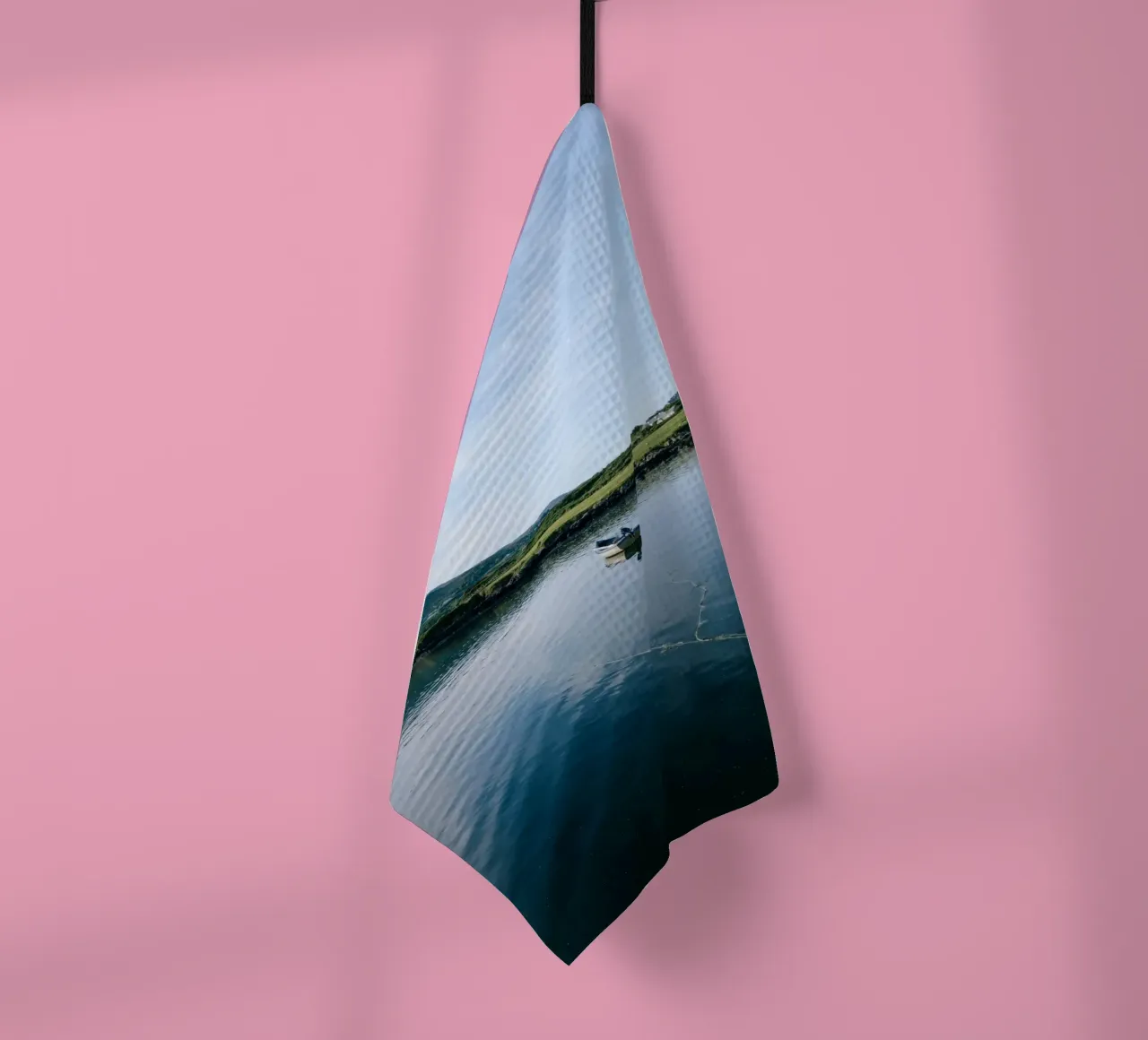 Das einsame Boot Geschirrtuch von The Wild Creative Studio