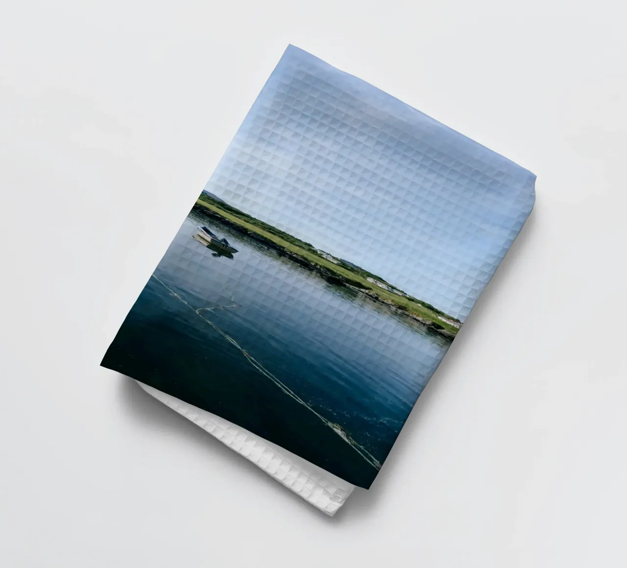 Das einsame Boot Geschirrtuch von The Wild Creative Studio