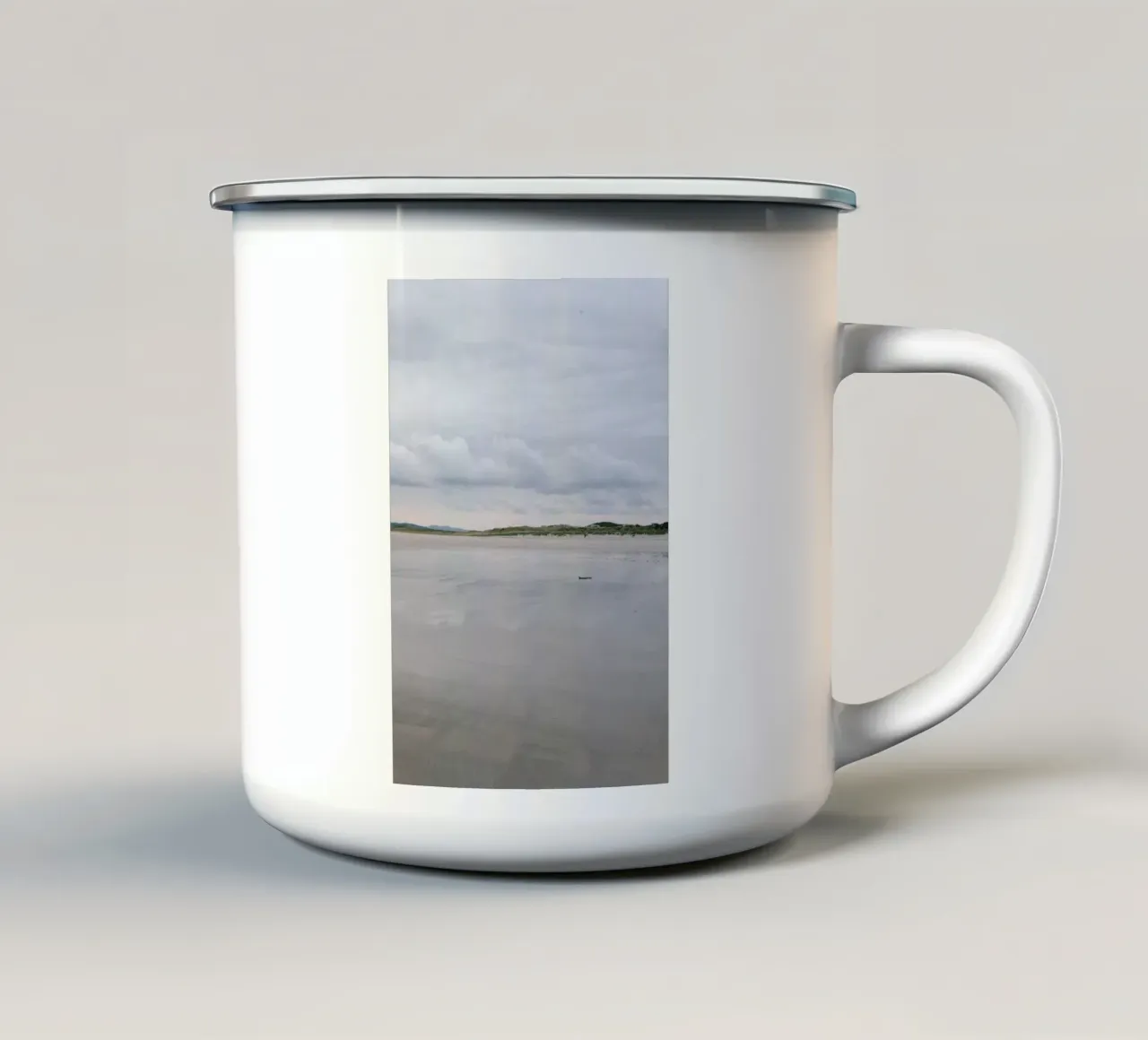 Tra cielo e sabbia tazza in smalto da The Wild Creative Studio