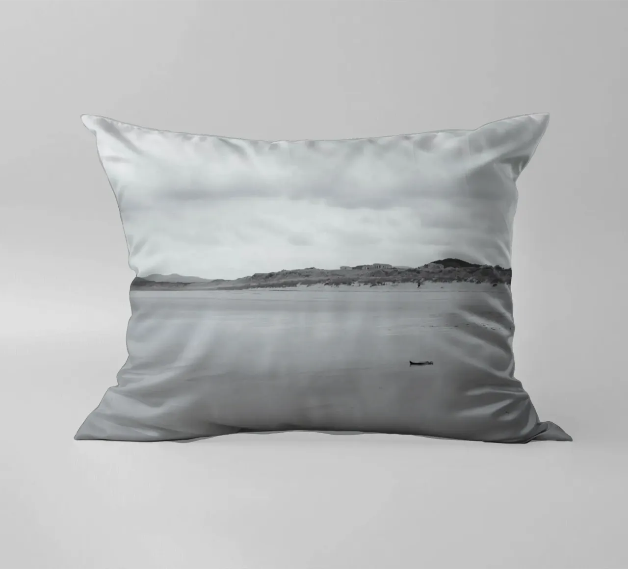 Larghezza in grigio cuscino da The Wild Creative Studio
