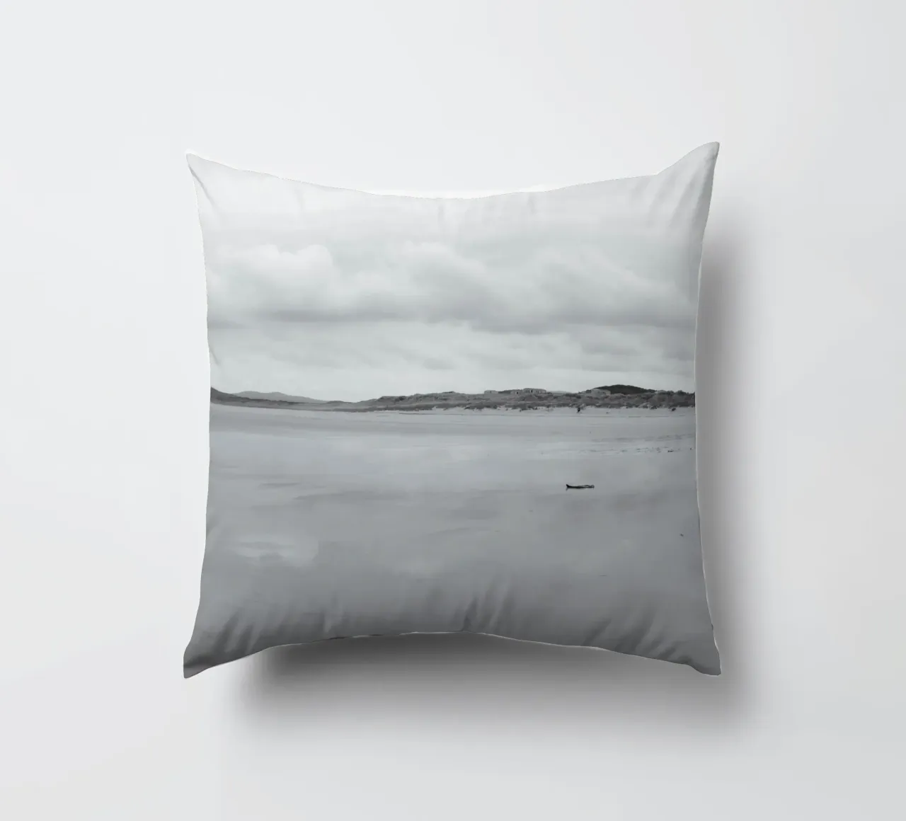 Larghezza in grigio cuscino da The Wild Creative Studio
