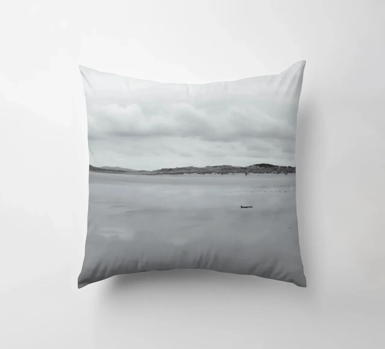 Larghezza in grigio cuscino da The Wild Creative Studio