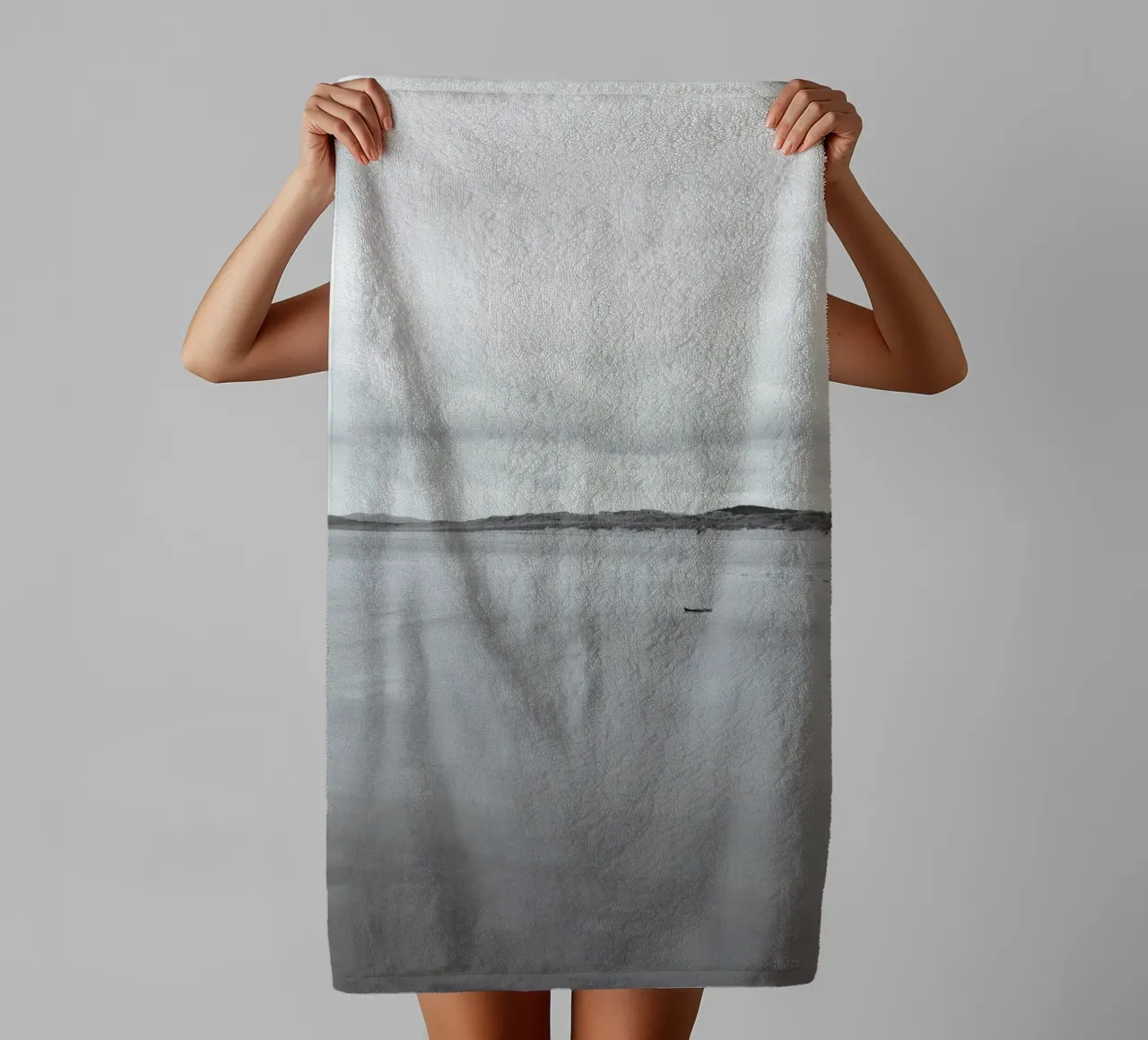 Larghezza in grigio asciugamano da bagno da The Wild Creative Studio