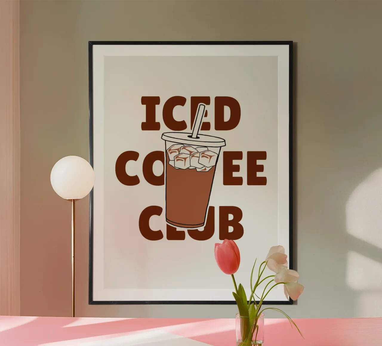 Club del caffè freddo poster con telaio in plastica da The Quote Collective