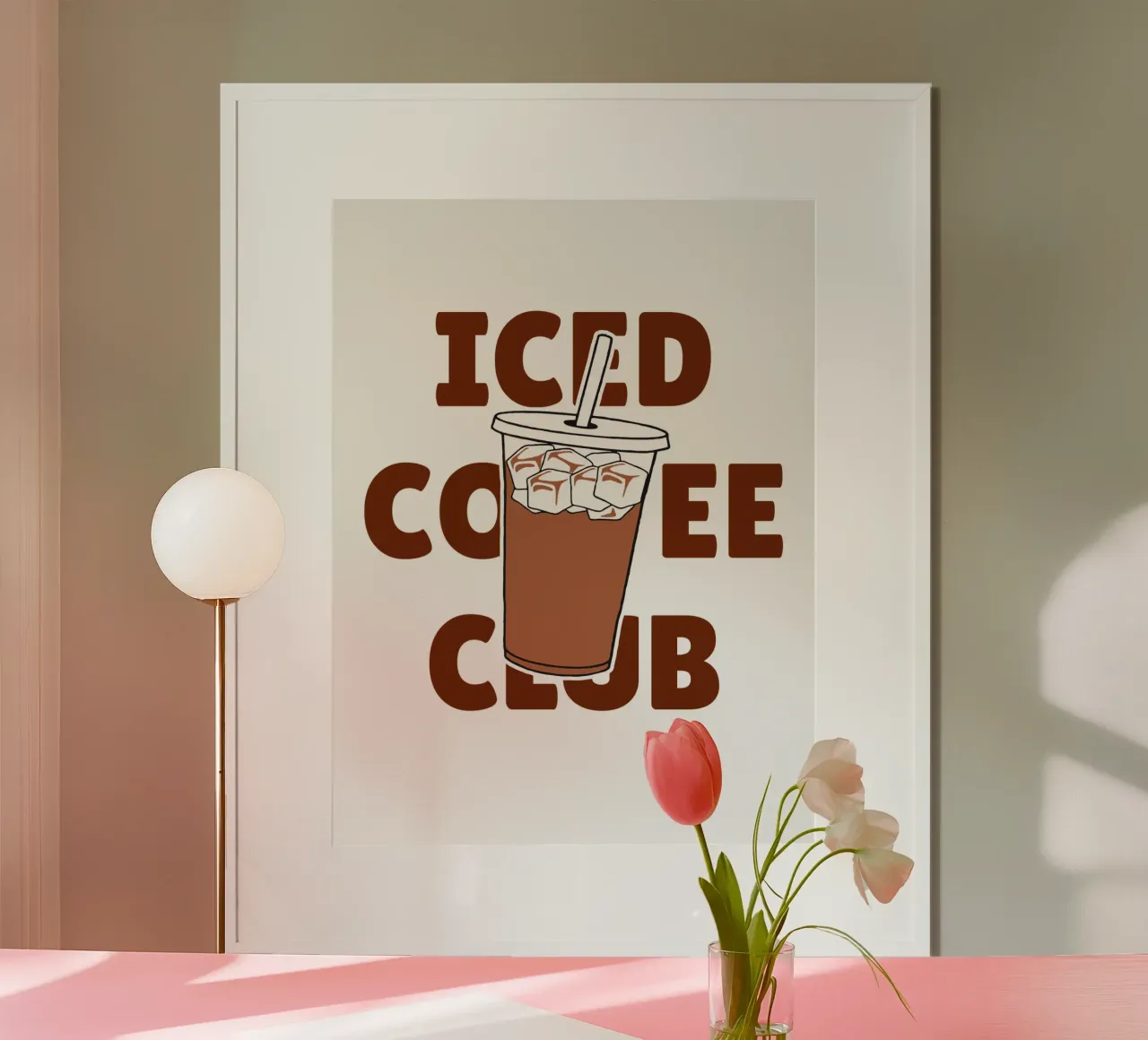 Club del caffè freddo poster con telaio in plastica da The Quote Collective