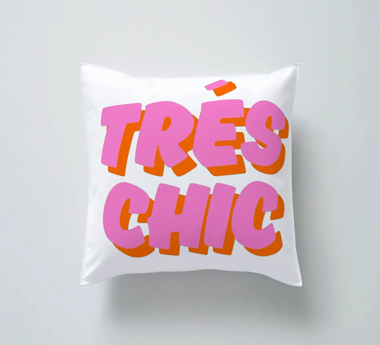Audace design tipografico "Très Chic" in rosa e arancione cuscino da The Quote Collective