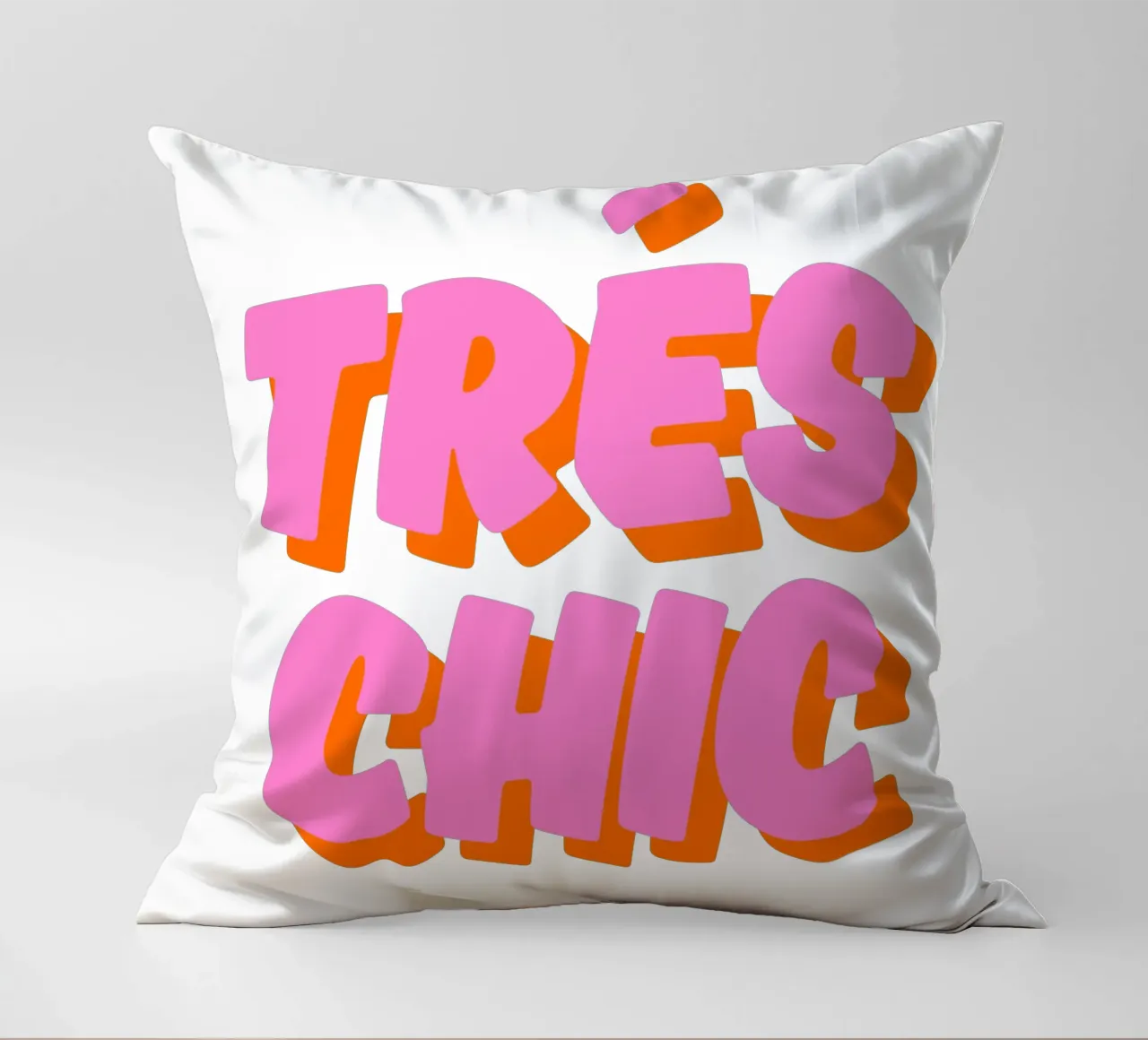 Audace design tipografico "Très Chic" in rosa e arancione cuscino da The Quote Collective