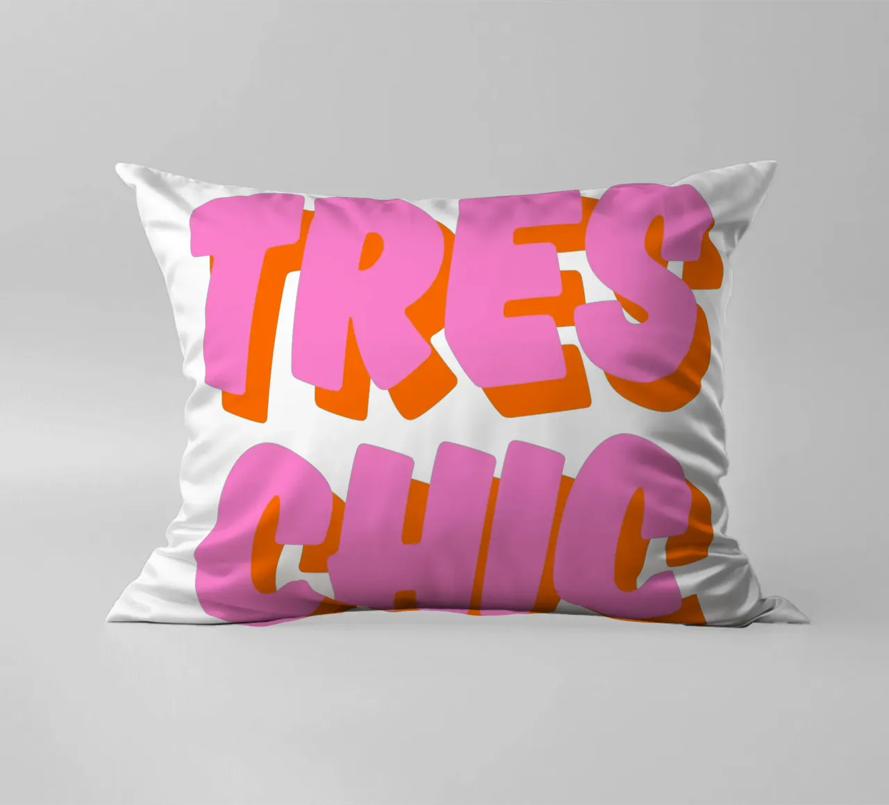 Audace design tipografico "Très Chic" in rosa e arancione cuscino da The Quote Collective