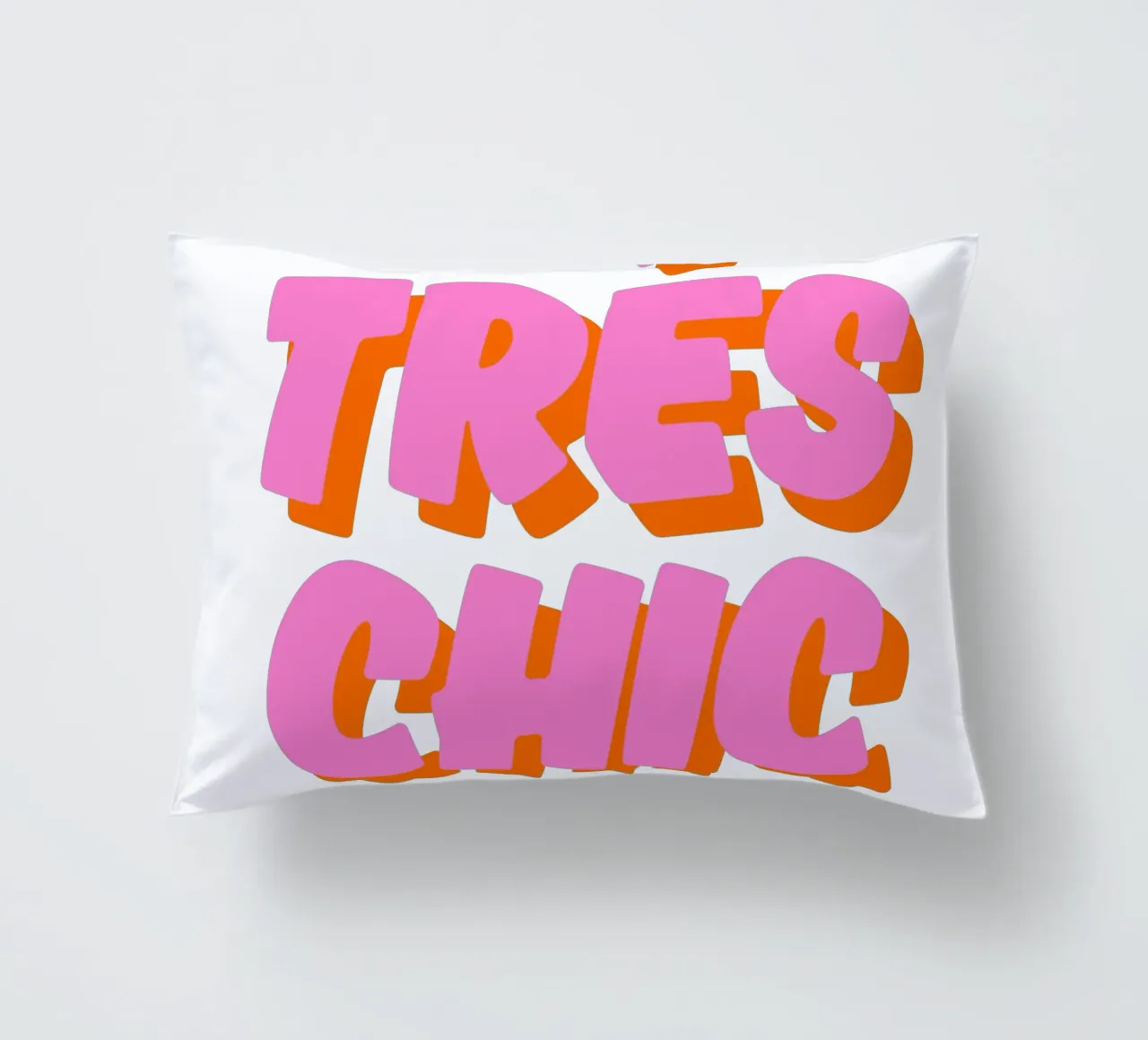 Audace design tipografico "Très Chic" in rosa e arancione cuscino da The Quote Collective