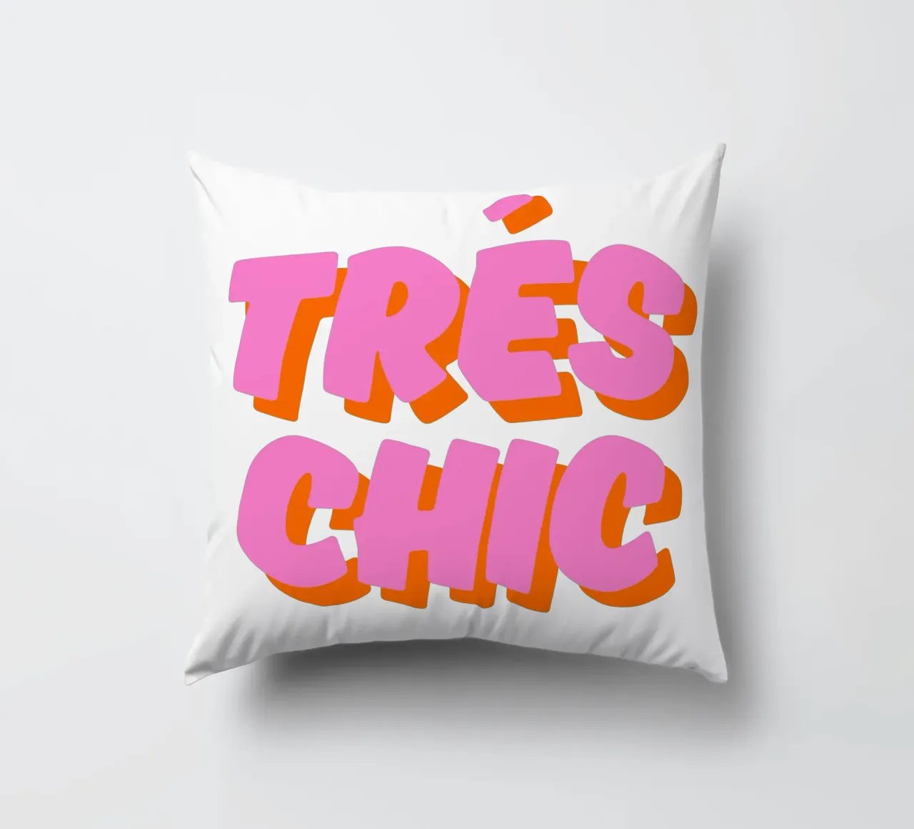 Audace design tipografico "Très Chic" in rosa e arancione cuscino da The Quote Collective