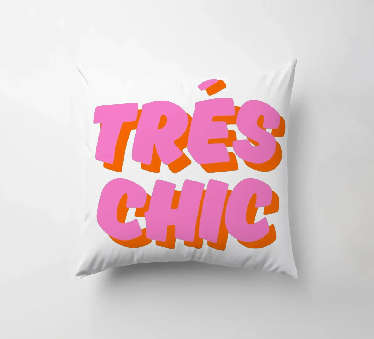 Audace design tipografico "Très Chic" in rosa e arancione cuscino da The Quote Collective