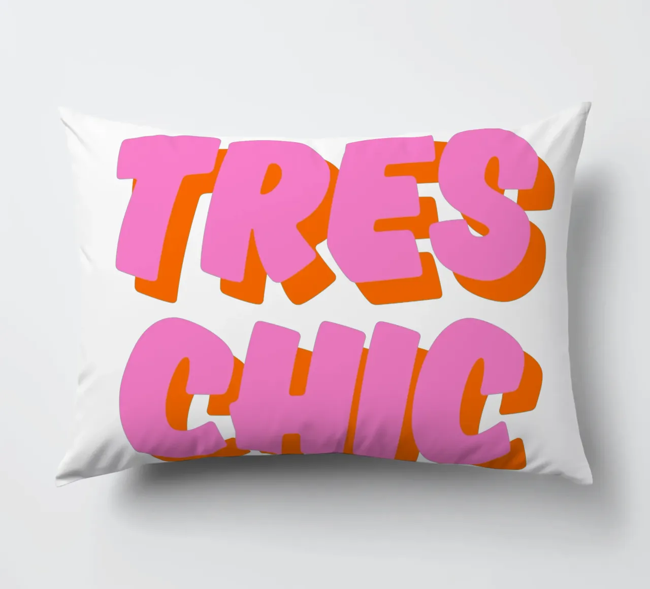 Audace design tipografico "Très Chic" in rosa e arancione cuscino da The Quote Collective