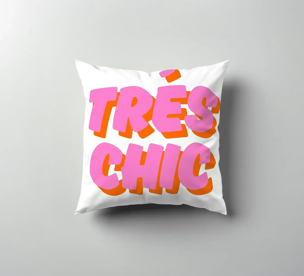 Audace design tipografico "Très Chic" in rosa e arancione cuscino da The Quote Collective