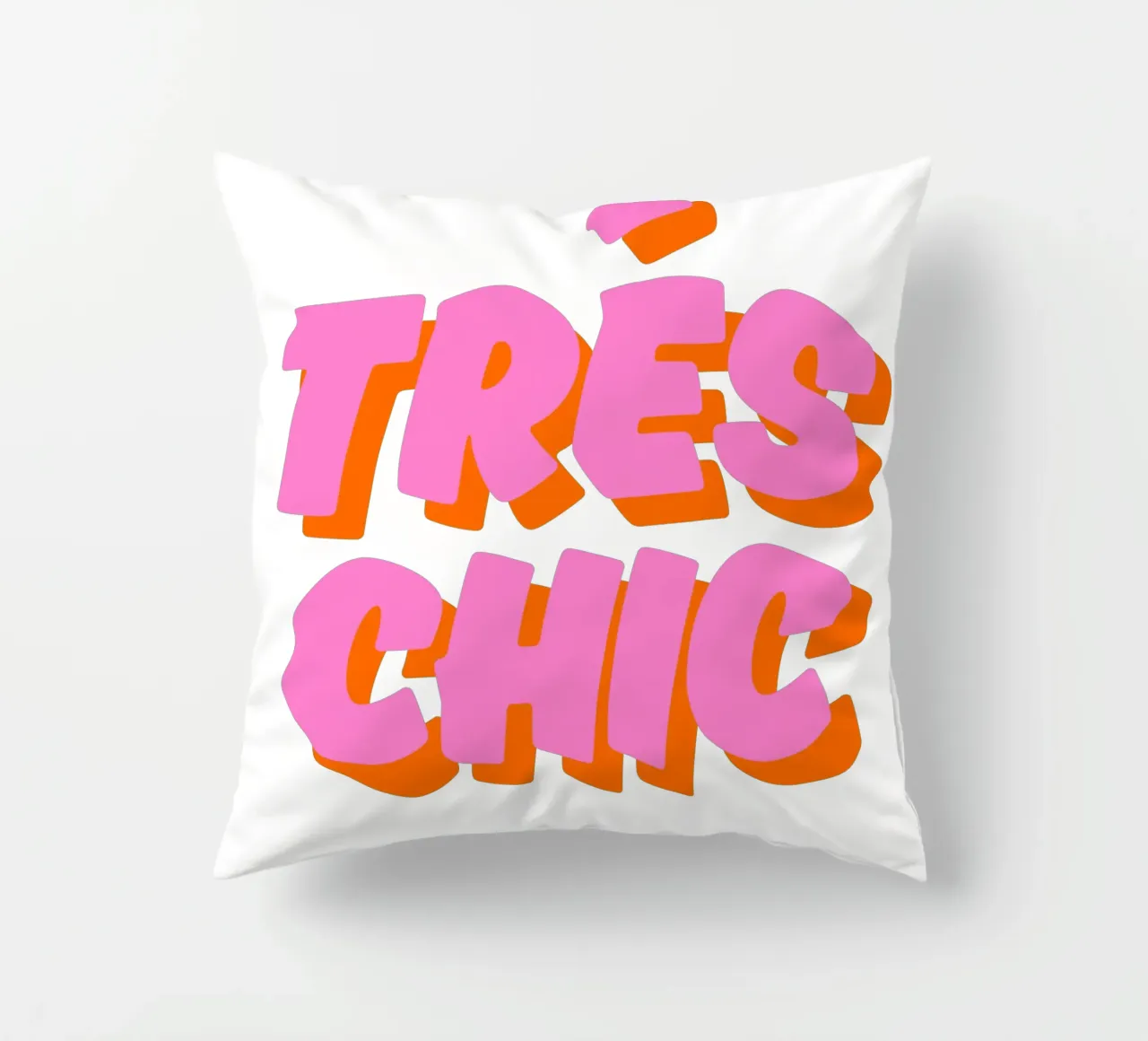 Audace design tipografico "Très Chic" in rosa e arancione cuscino da The Quote Collective