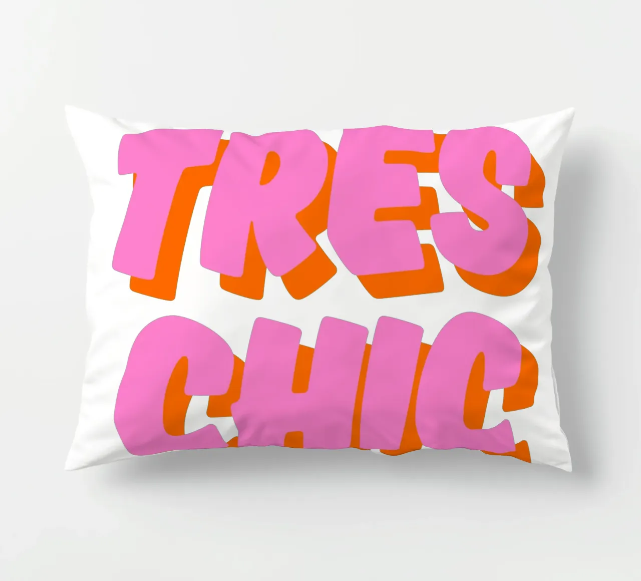 Audace design tipografico "Très Chic" in rosa e arancione cuscino da The Quote Collective