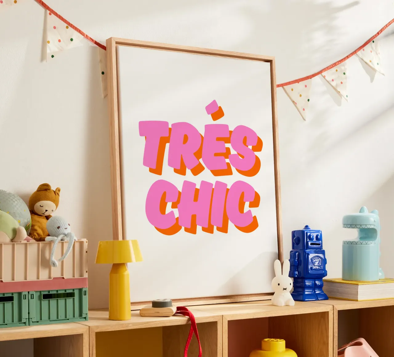 Audace design tipografico "Très Chic" in rosa e arancione tela con Cornice a cassetta da The Quote Collective