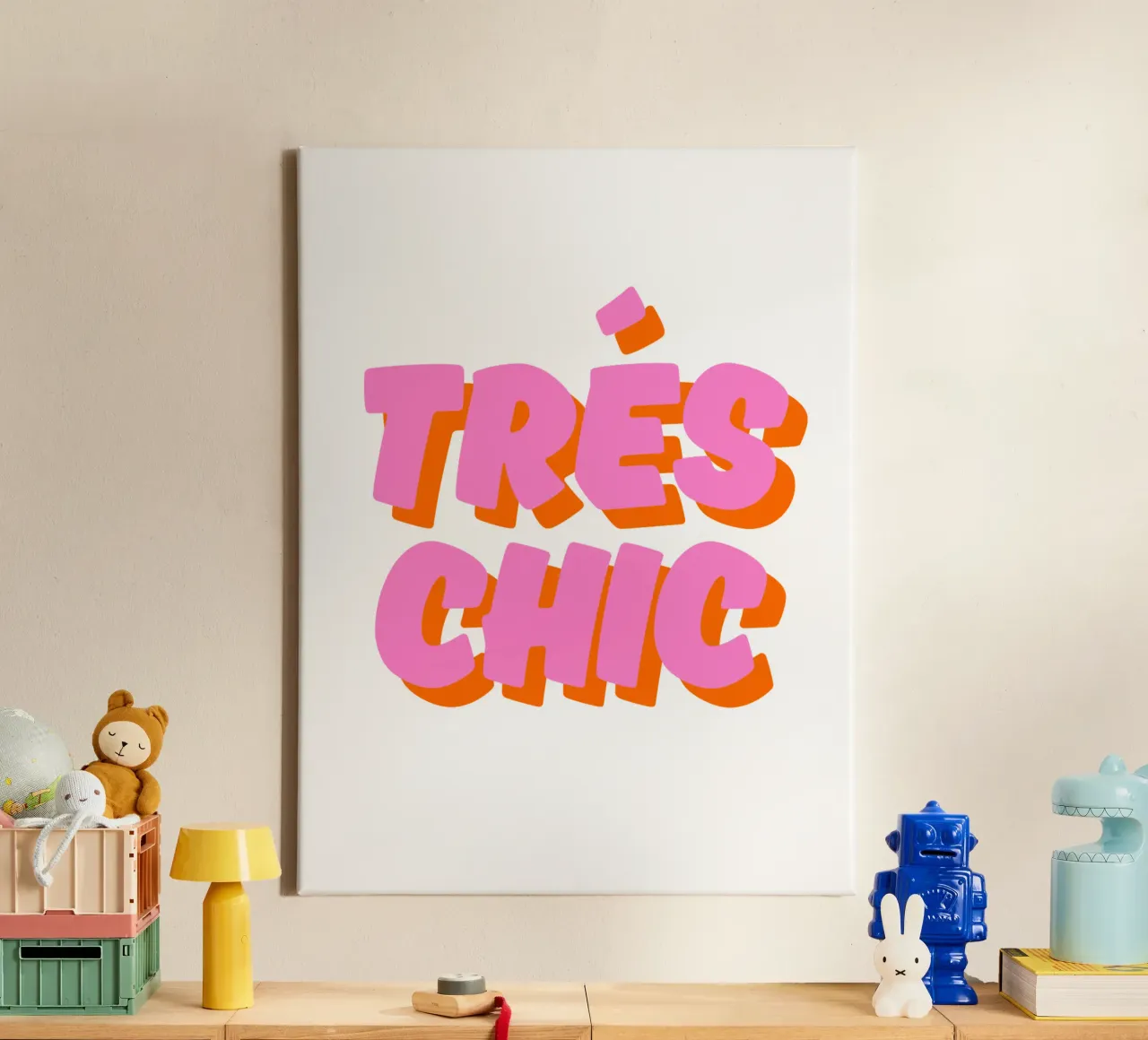 Audace design tipografico "Très Chic" in rosa e arancione tela con Cornice a cassetta da The Quote Collective