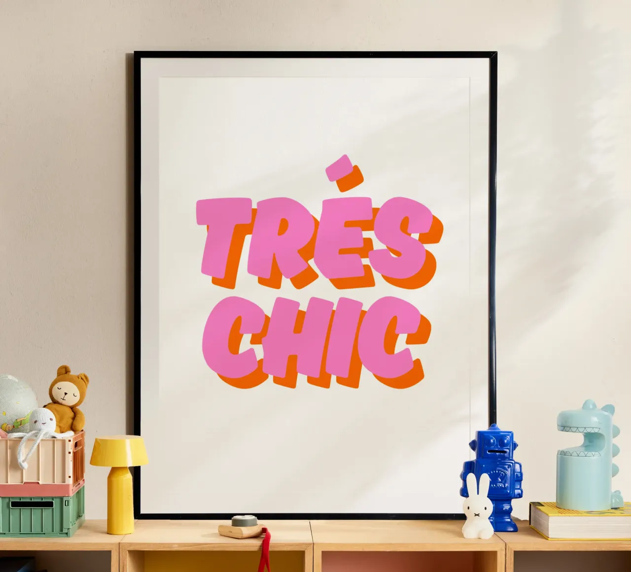 Audace design tipografico "Très Chic" in rosa e arancione carta hahnemühle da The Quote Collective