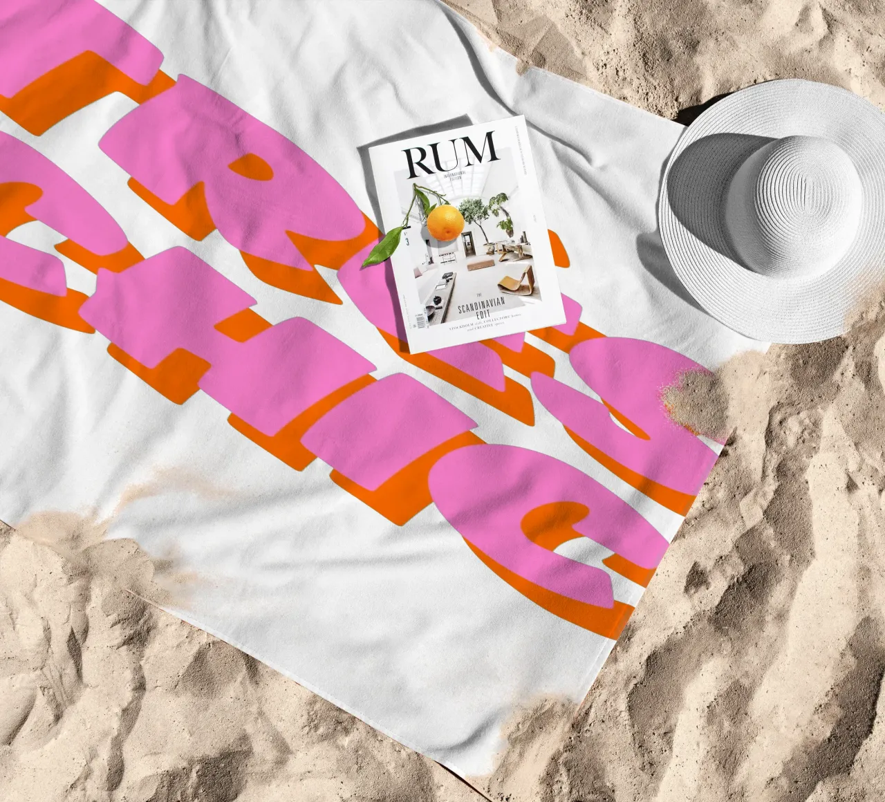 Audace design tipografico "Très Chic" in rosa e arancione telo mare da The Quote Collective