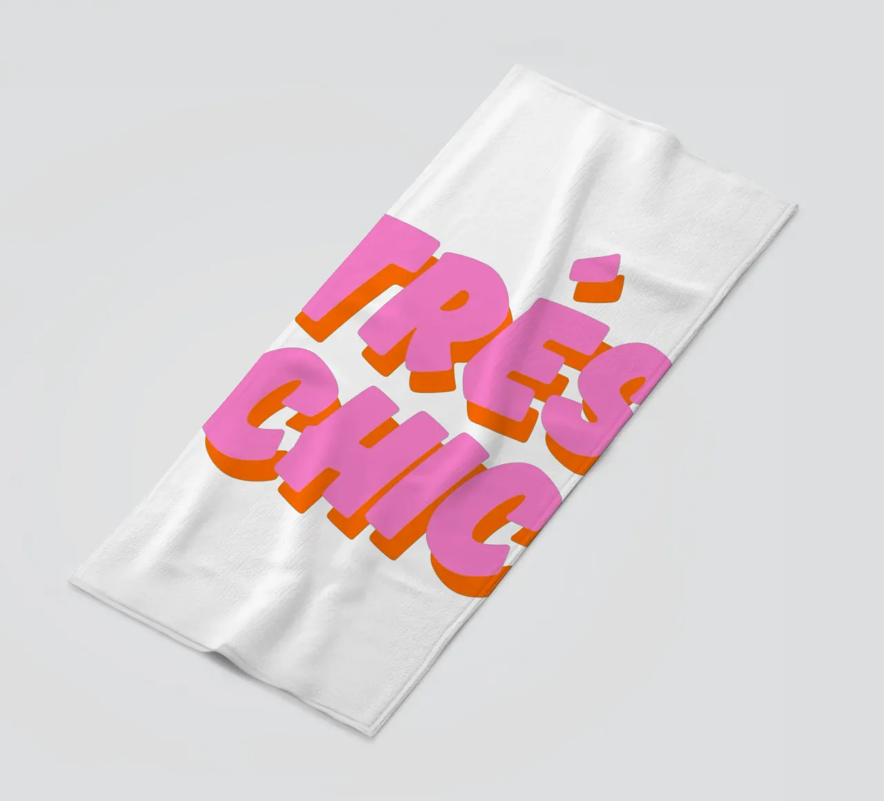 Audace design tipografico "Très Chic" in rosa e arancione telo mare da The Quote Collective