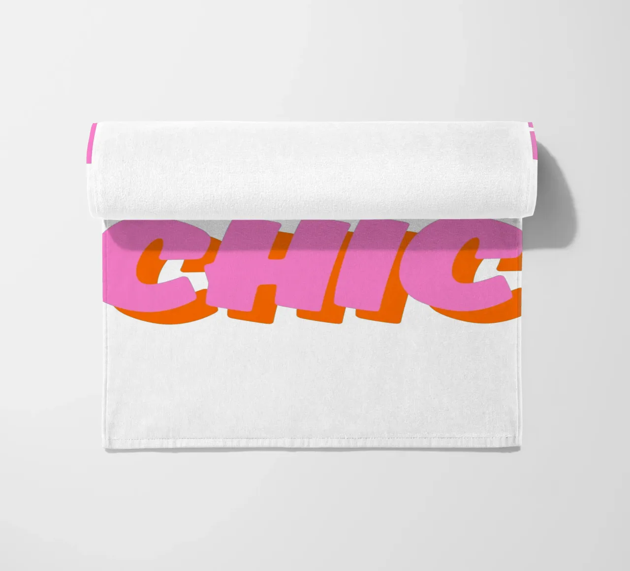 Audace design tipografico "Très Chic" in rosa e arancione telo mare da The Quote Collective